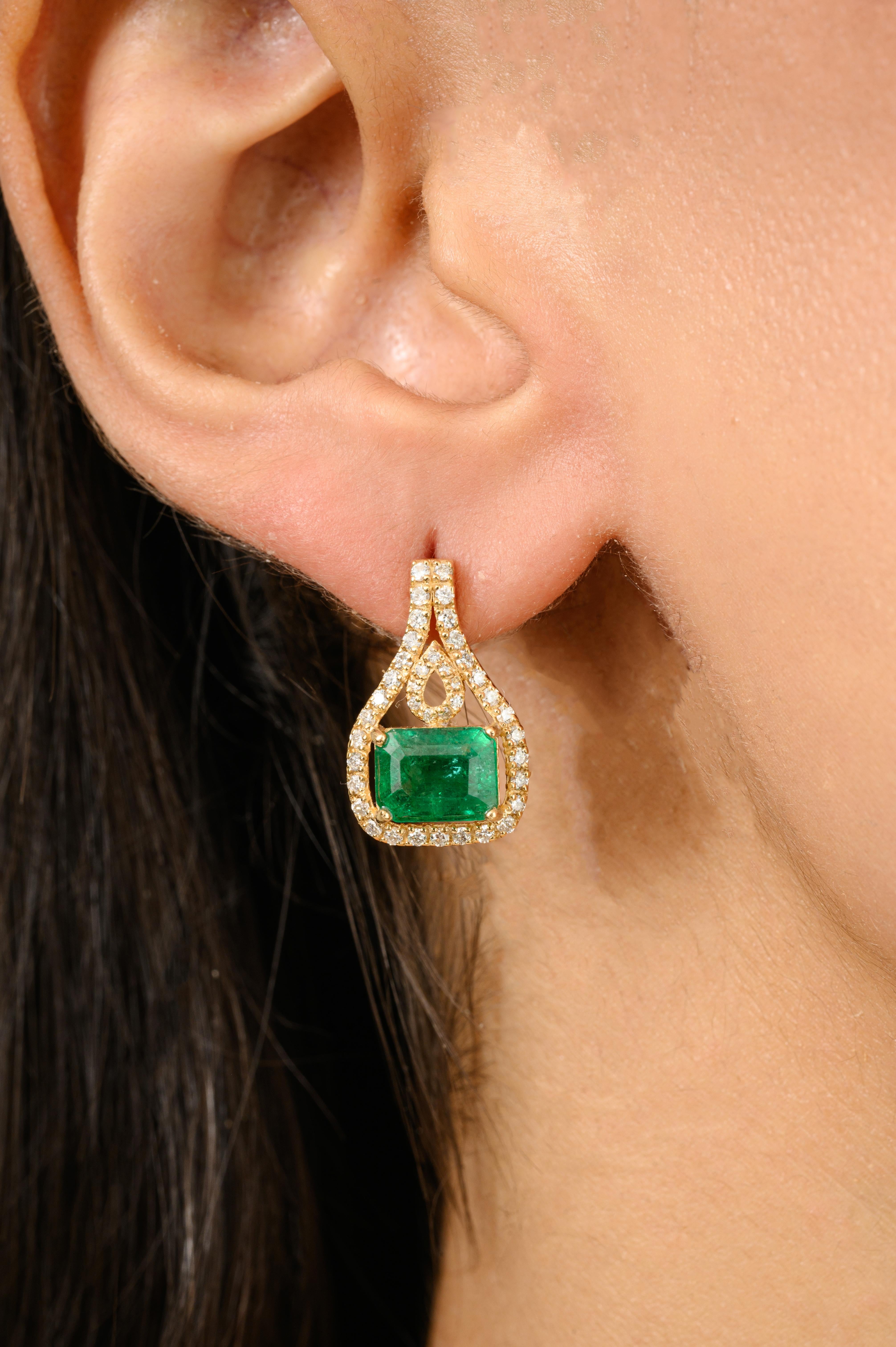 Taille octogone Clous d'oreilles pour femmes en or jaune massif 18 carats avec diamants et émeraudes de 3,67 carats en vente