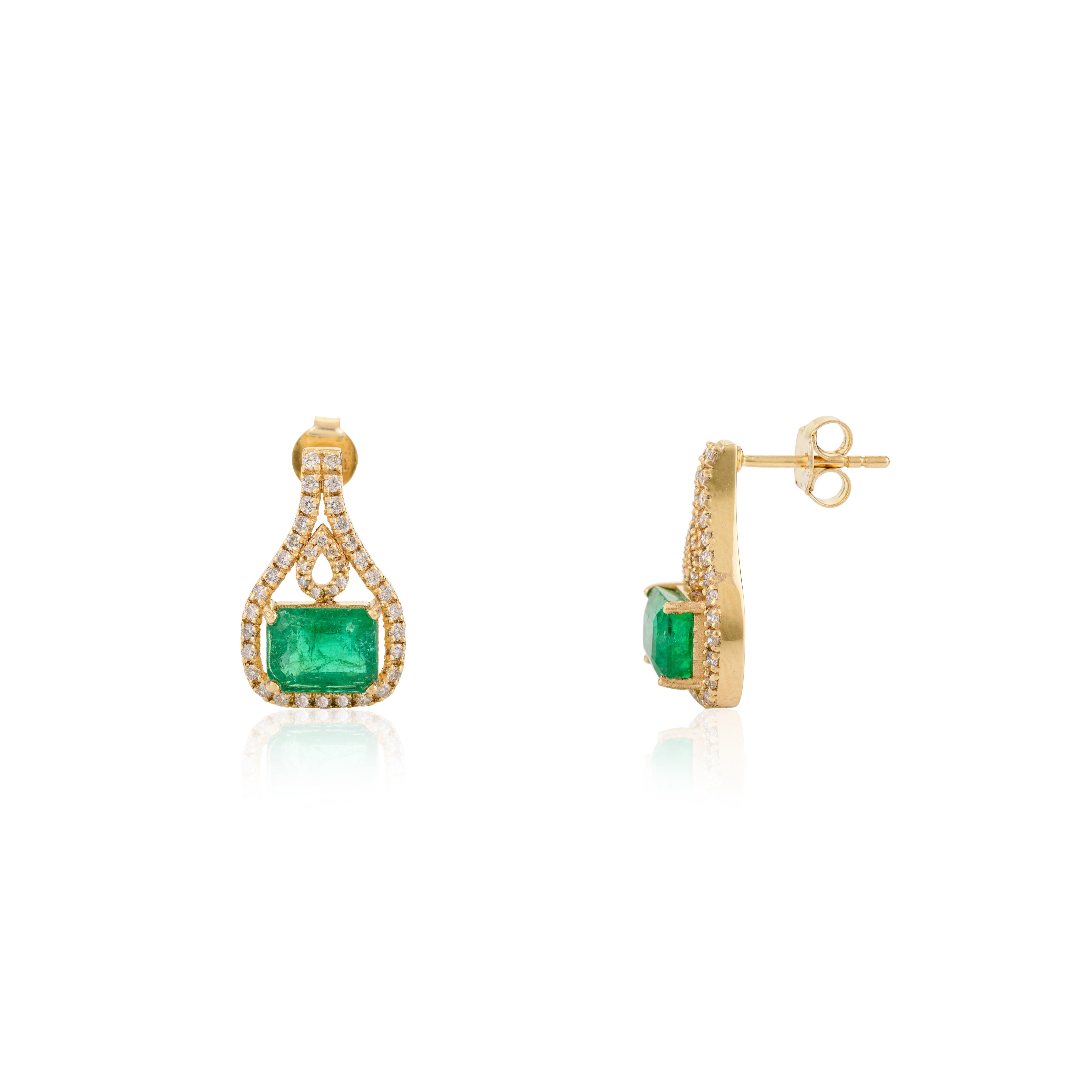 Clous d'oreilles pour femmes en or jaune massif 18 carats avec diamants et émeraudes de 3,67 carats Neuf - En vente à New York, NY