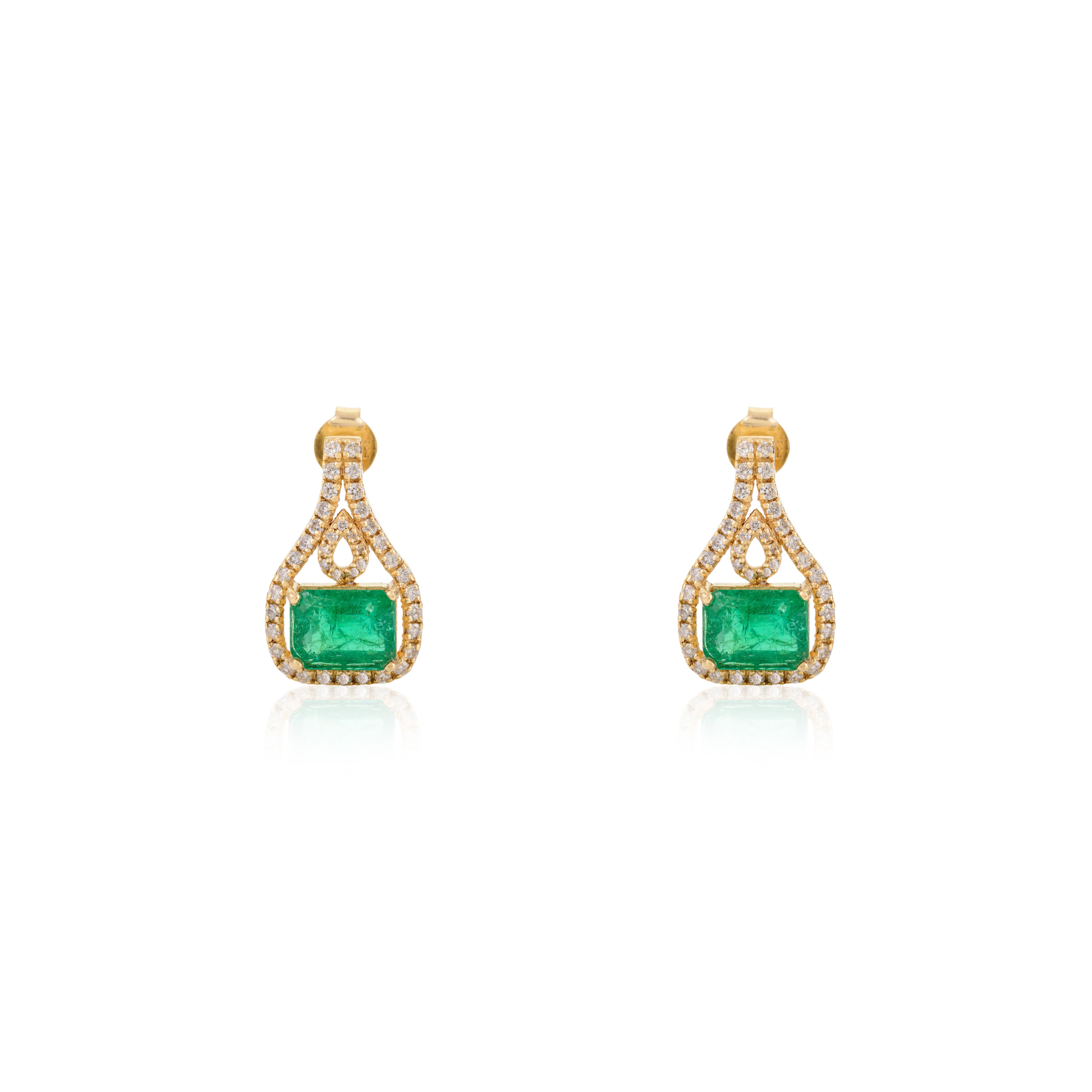 Clous d'oreilles pour femmes en or jaune massif 18 carats avec diamants et émeraudes de 3,67 carats en vente 1