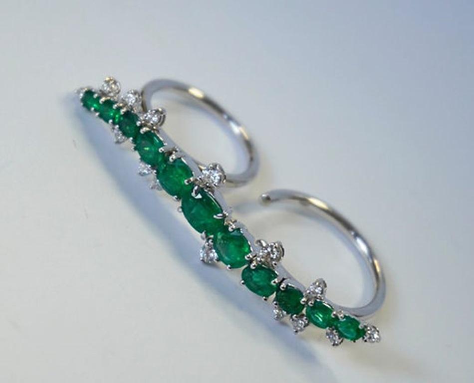 Oval Cut 3.67 carat Emerald Double Finger Ring For Sale
