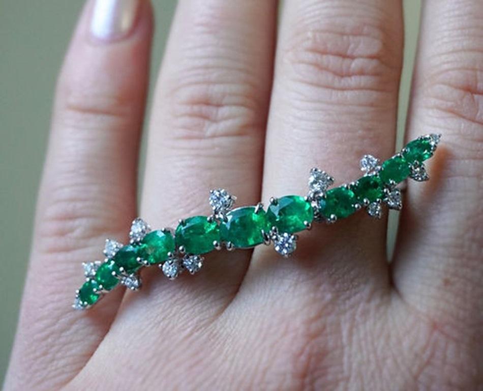 3.67 carat Emerald Double Finger Ring In New Condition For Sale In New York, NY