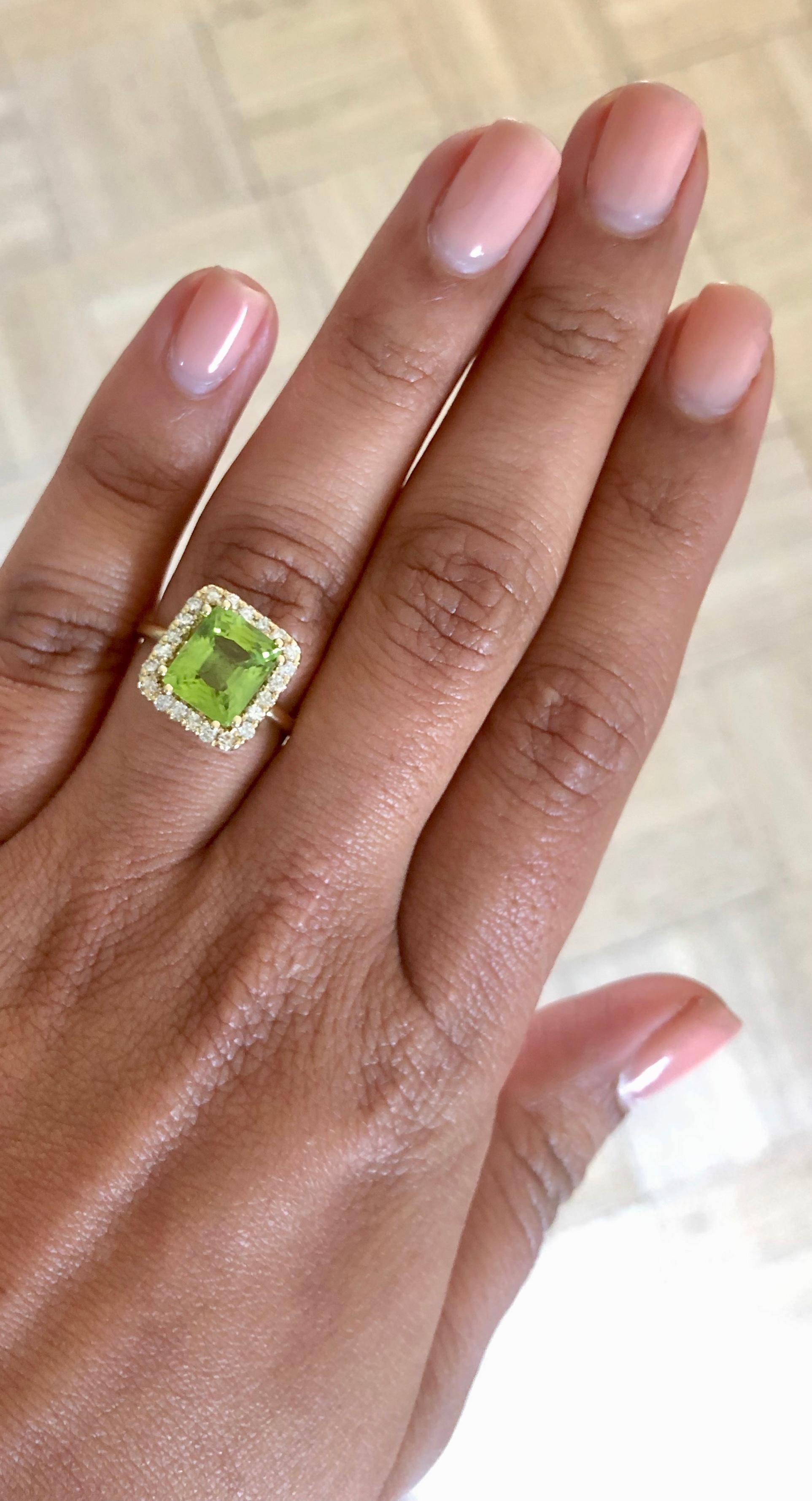 3.67 Carat Peridot Diamond 14 Karat Yellow Gold Ring In New Condition In Los Angeles, CA