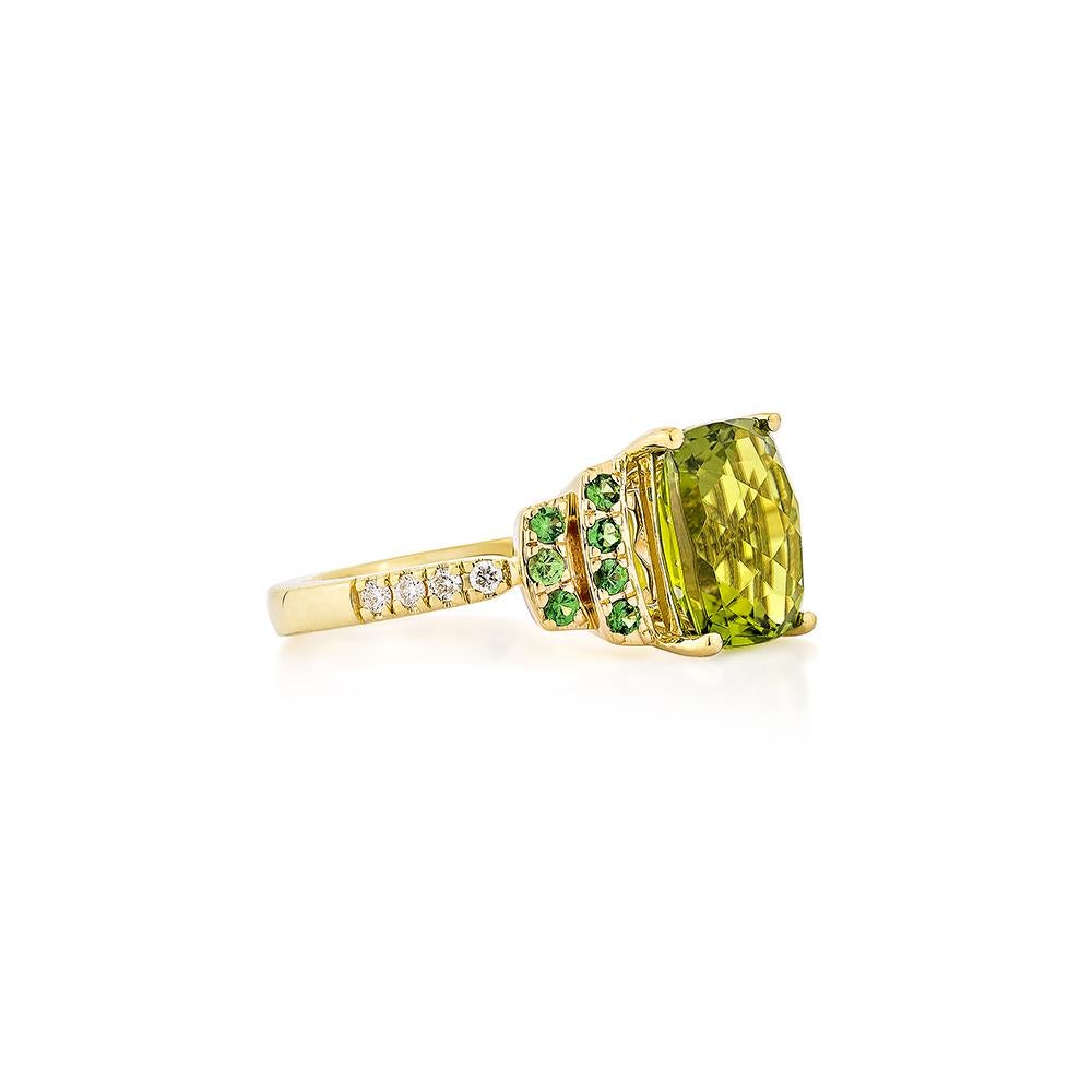 Diese Kollektion bietet eine Auswahl der Olivia-Farbtöne des Peridots. Einzigartig gestaltet dieser Ring mit Tsavorit und Diamanten in Gelbgold, um ein reiches und königliches Aussehen zu präsentieren.

Peridot mit Tsavorit und weißem Diamant Ring