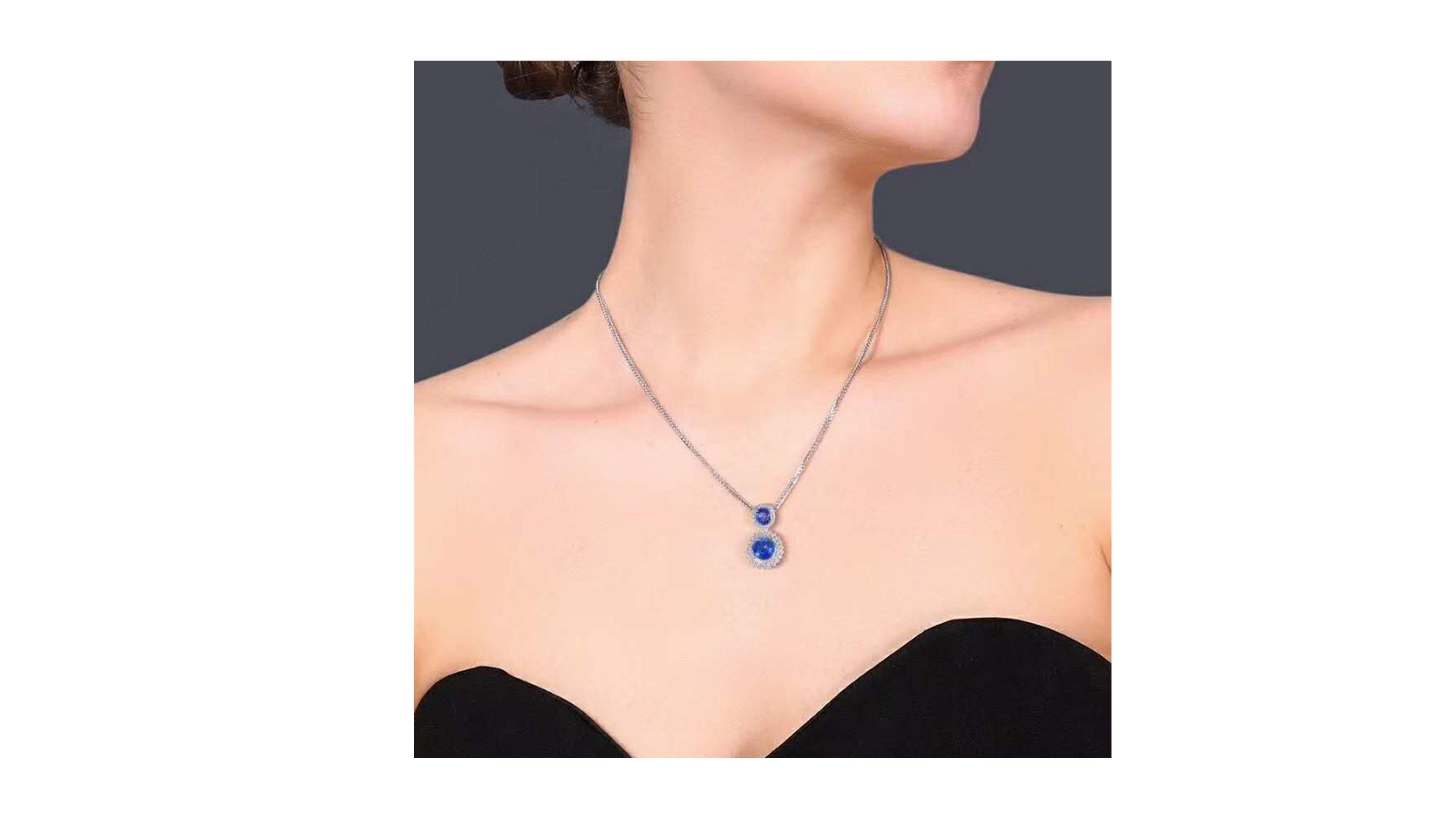 Round Cut 3.67 Carat Sri Lanka Blue Sapphire Diamond Necklace 18k White Gold For Sale