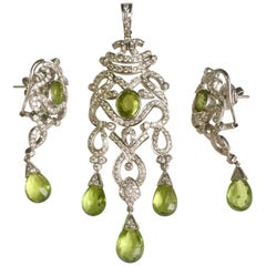 3,67 carats  Pendentif en diamant blanc rond brillant et péridot de 17,45 carats serti sur le pendentif.