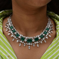 36,7 carati di smeraldo dello Zambia 17,63 carati di diamanti SI/H Collana in oro bianco 18 carati