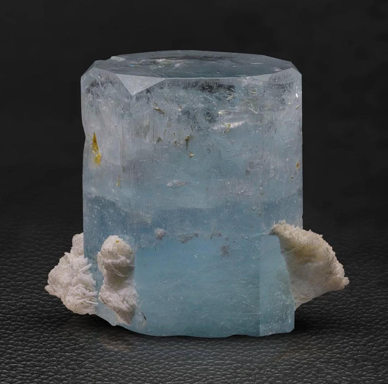 Informations sur le produit :

Nom du spécimen : Aigue-marine avec Albite

Poids : 367 grammes

Dimensions : H : 6,5 x L : 6,5 x P : 6 cm : H : 6,5 x L : 6,5 x P : 6 cm 

Traitement : Aucun

Origine : District de Skardu, province de Gilgit