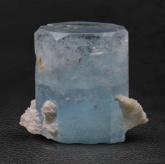 367 grammes d'aigue-marine épaisse sur Cleavelandite des neiges du Pakistan