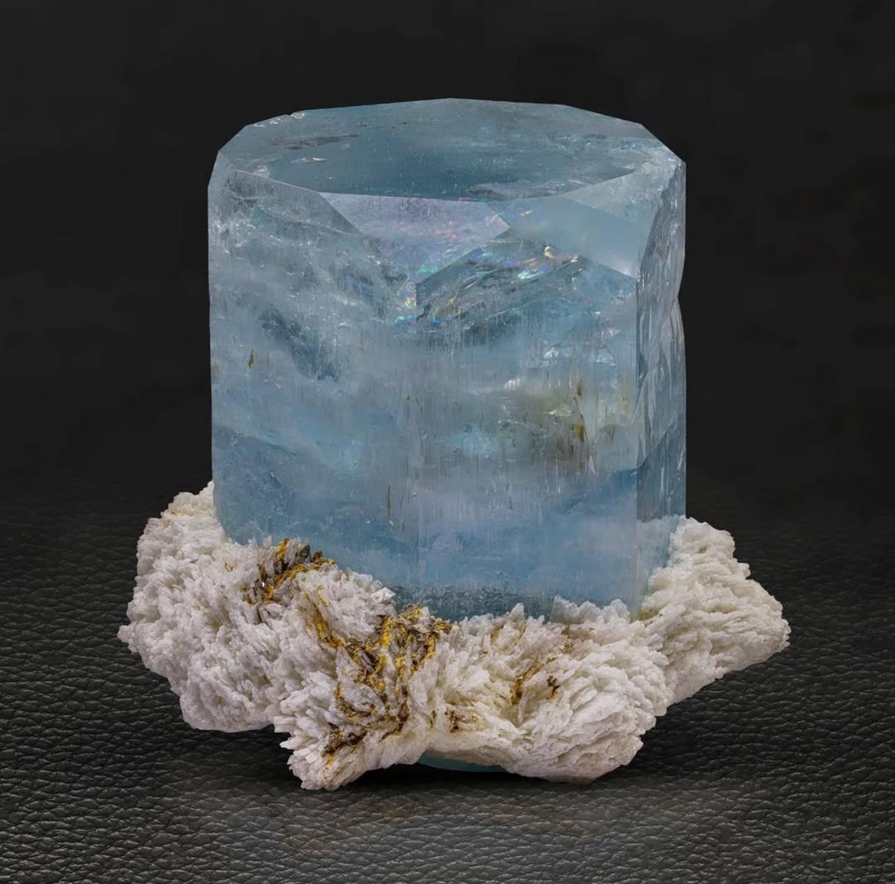 Style Adam 367 grammes d'aigue-marine épaisse sur Cleavelandite des neiges du Pakistan en vente