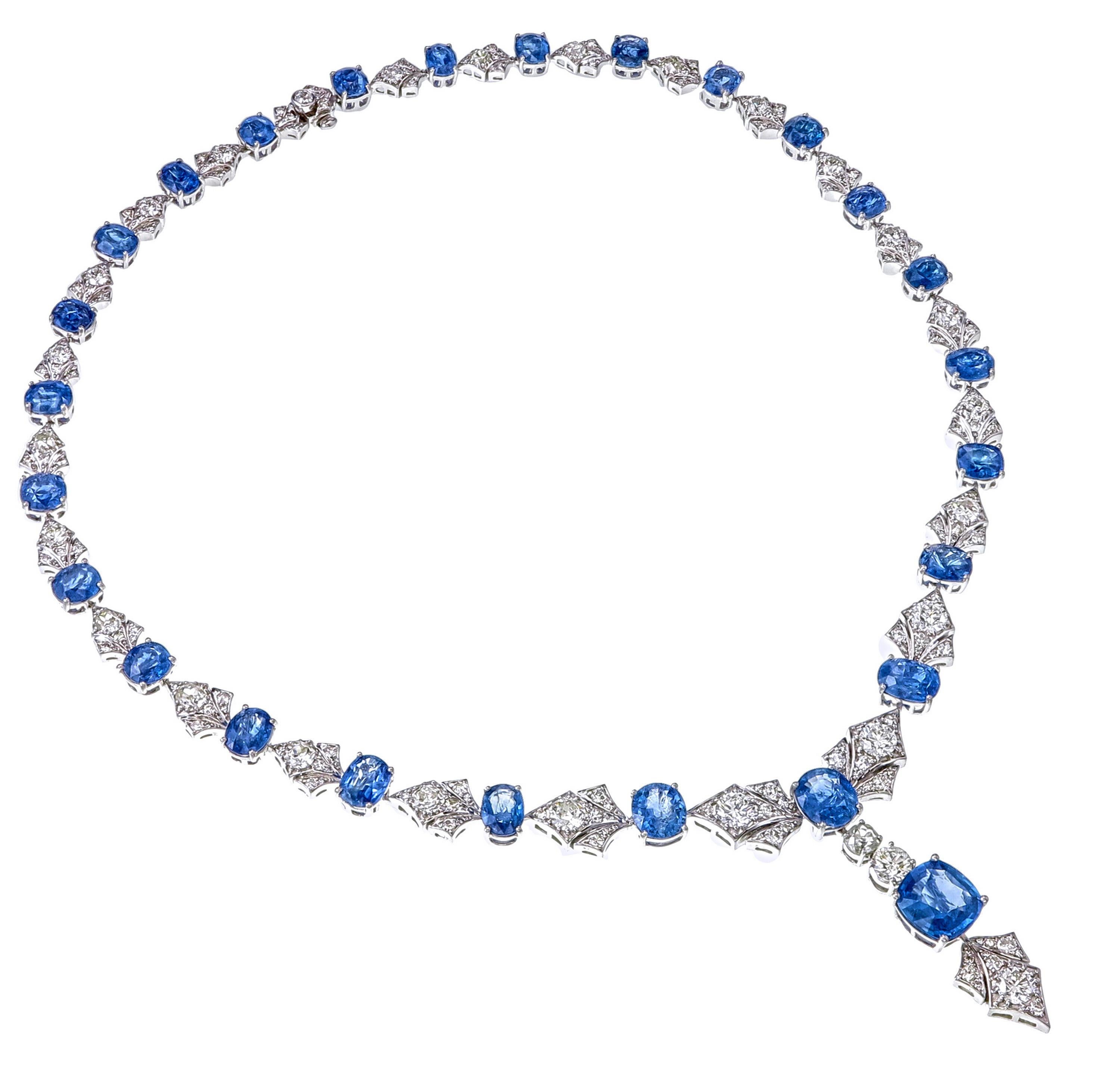 L'elegante collana di zaffiri blu birmani e diamanti di REWA jewell è realizzata a mano in oro bianco 18 carati.

Ha 26 pezzi di uno zaffiro blu birmano, di forma ovale.  del peso di 36.71 carati circa.

Tempestato da 155 diamanti di forma rotonda