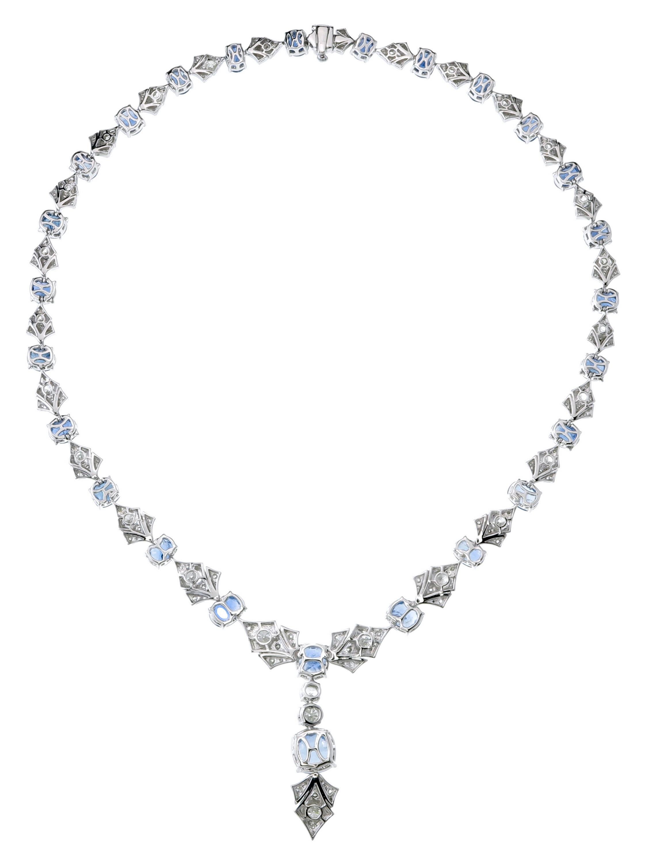 Estetismo 36,71 carati di zaffiro blu di Birmania e collana di diamanti in oro bianco 18 carati in vendita