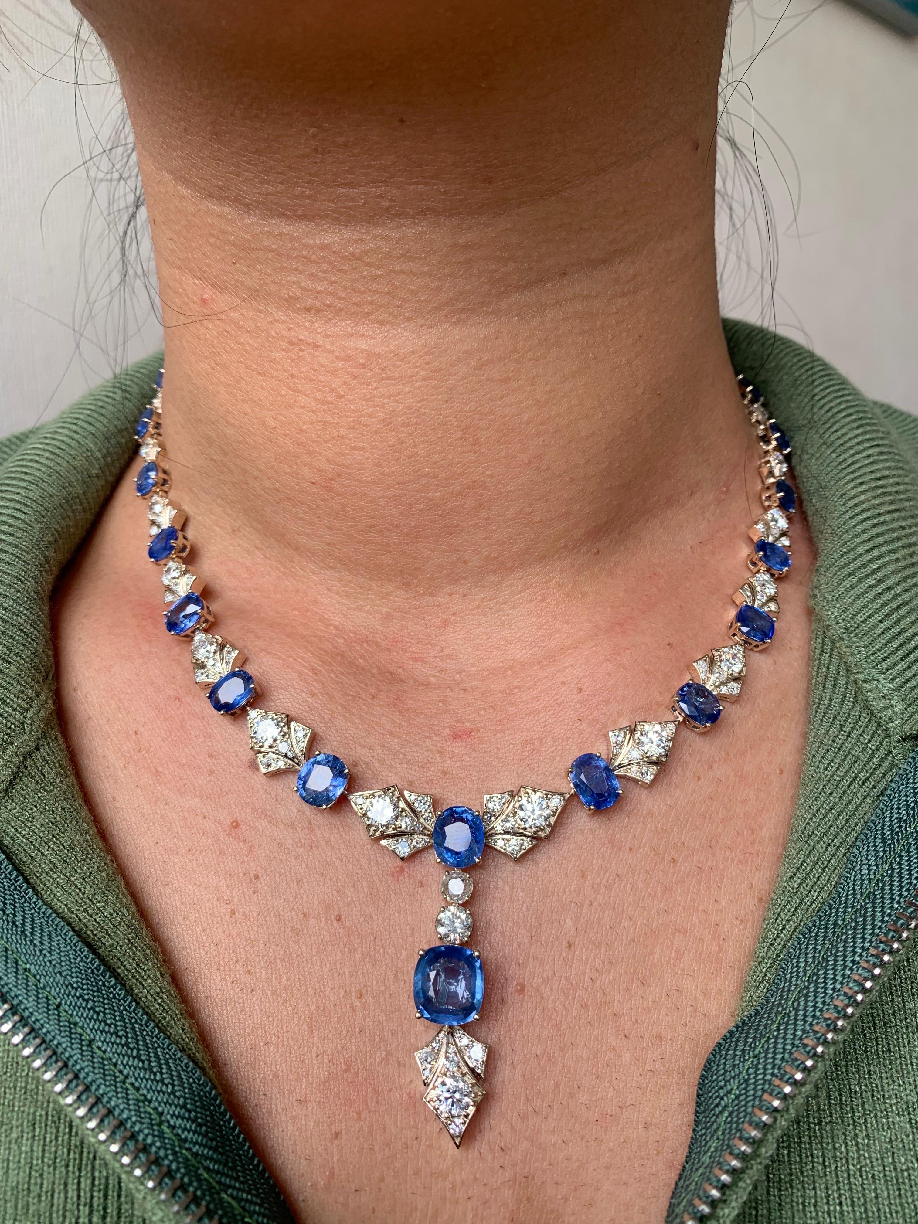 36,71 carati di zaffiro blu di Birmania e collana di diamanti in oro bianco 18 carati In condizioni Nuovo in vendita a Bangkok, TH