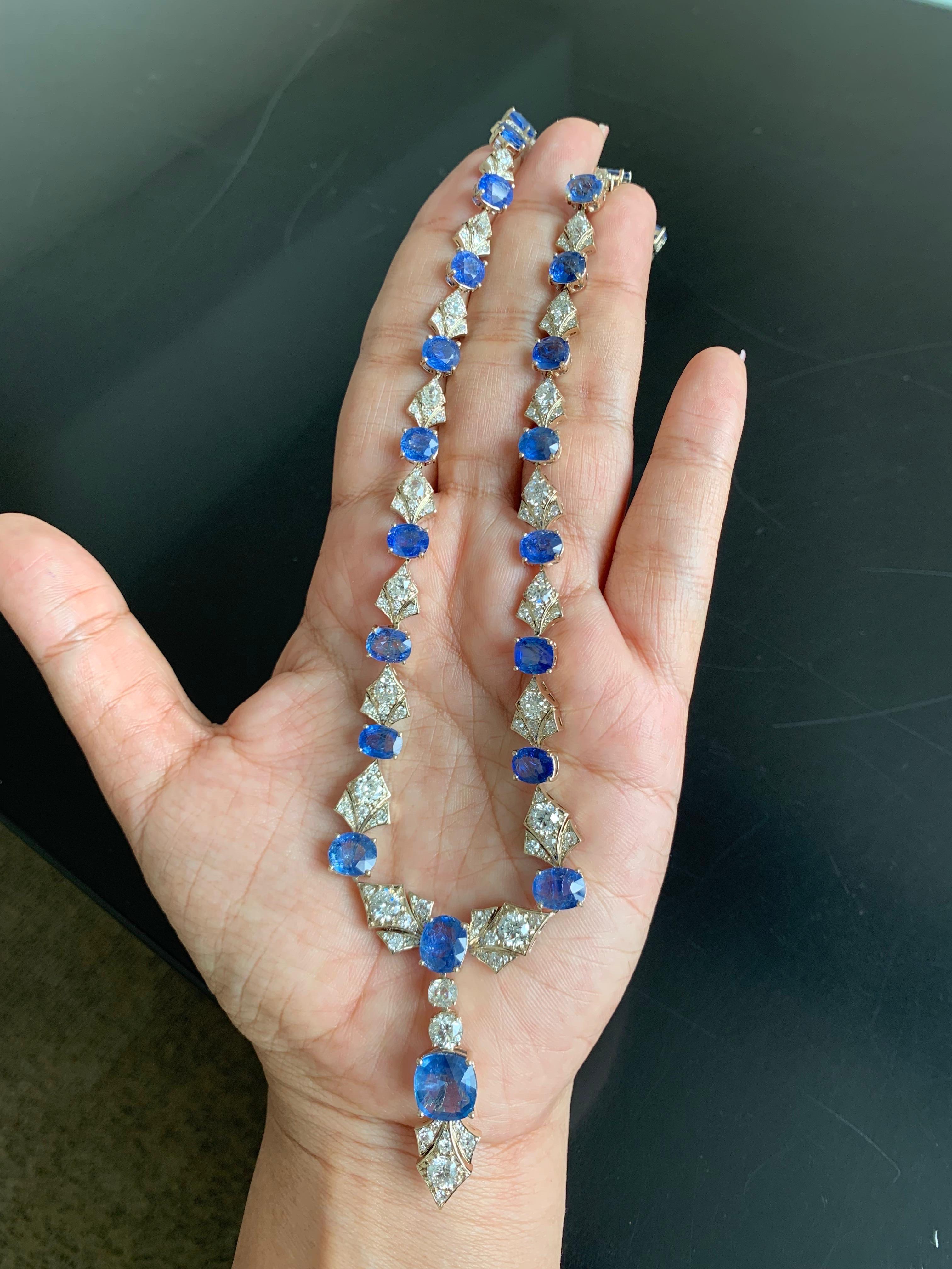 da uomo o donna 36,71 carati di zaffiro blu di Birmania e collana di diamanti in oro bianco 18 carati in vendita