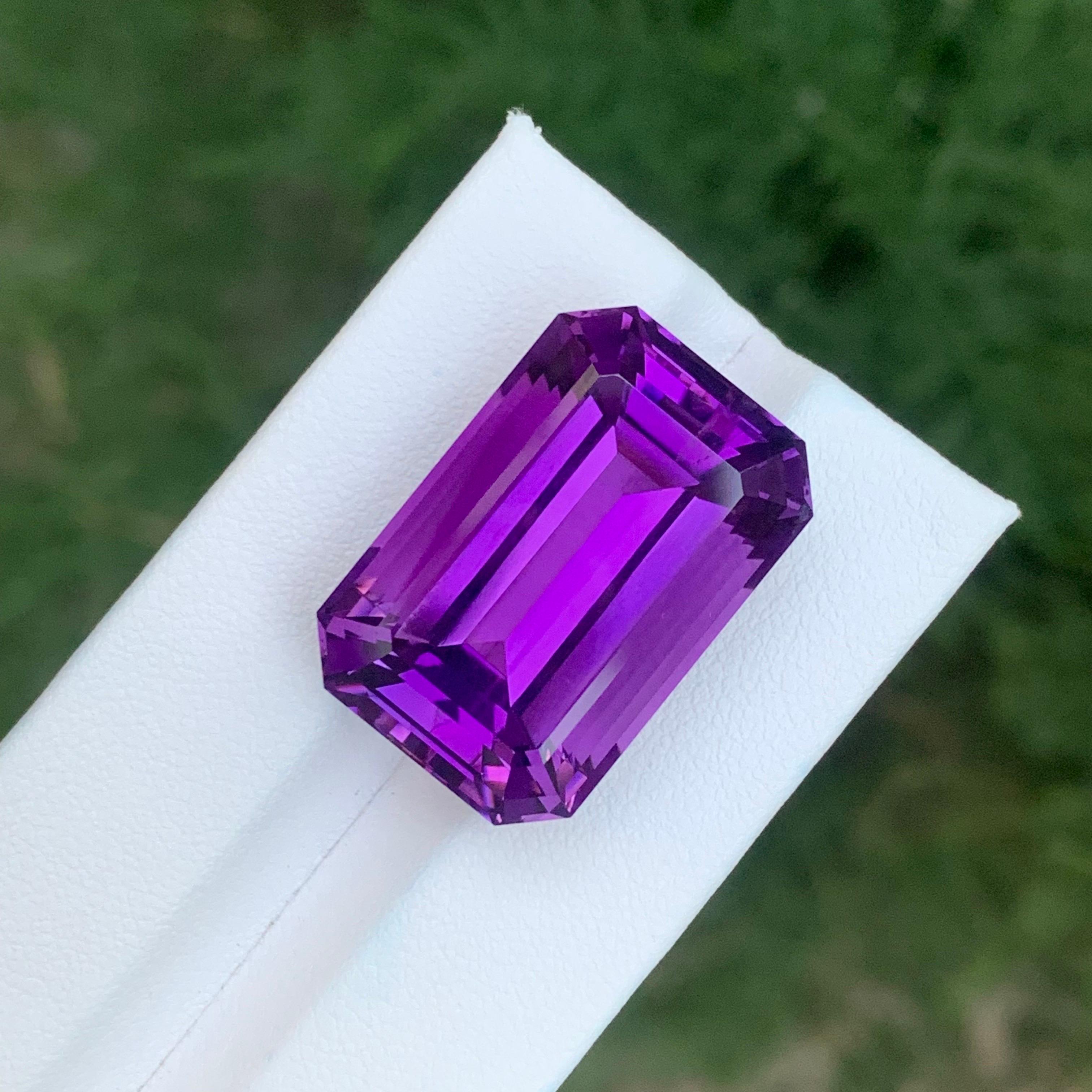 Pierre précieuse naturelle non sertie de 36.75 carats, améthyste violet profond de forme émeraude en vente 4