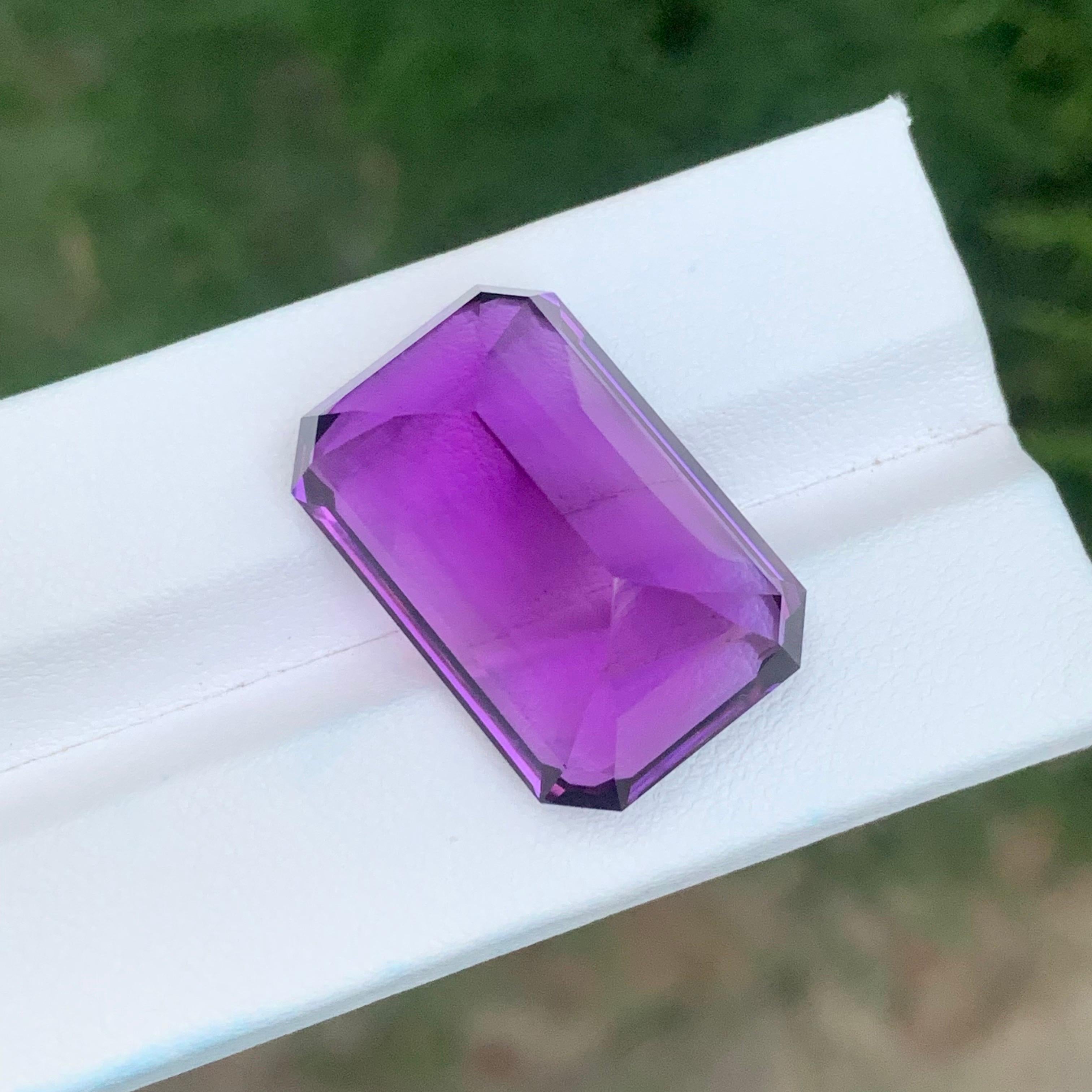 Pierre précieuse naturelle non sertie de 36.75 carats, améthyste violet profond de forme émeraude en vente 5