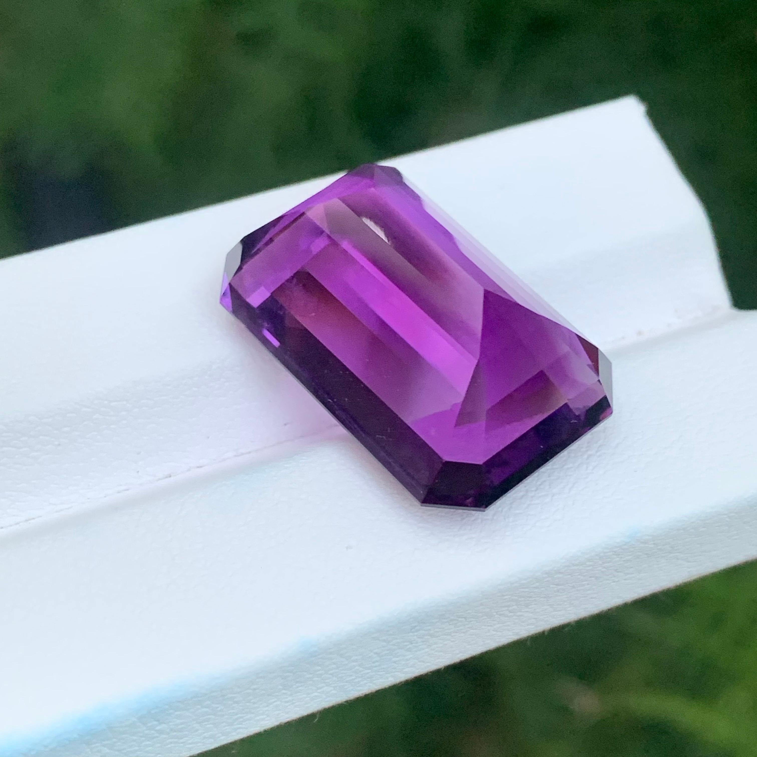 Arts and Crafts Pierre précieuse naturelle non sertie de 36.75 carats, améthyste violet profond de forme émeraude en vente