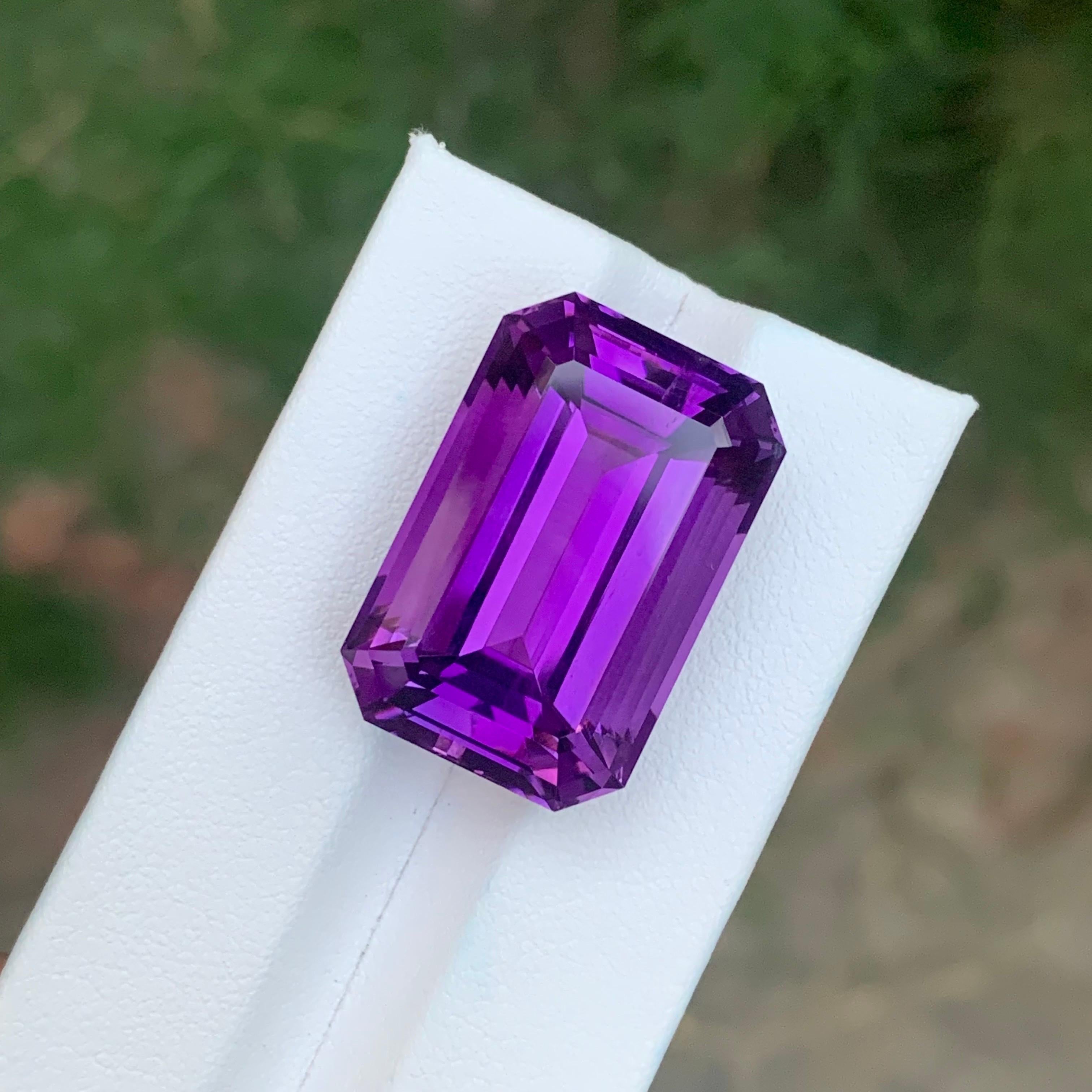 Taille émeraude Pierre précieuse naturelle non sertie de 36.75 carats, améthyste violet profond de forme émeraude en vente