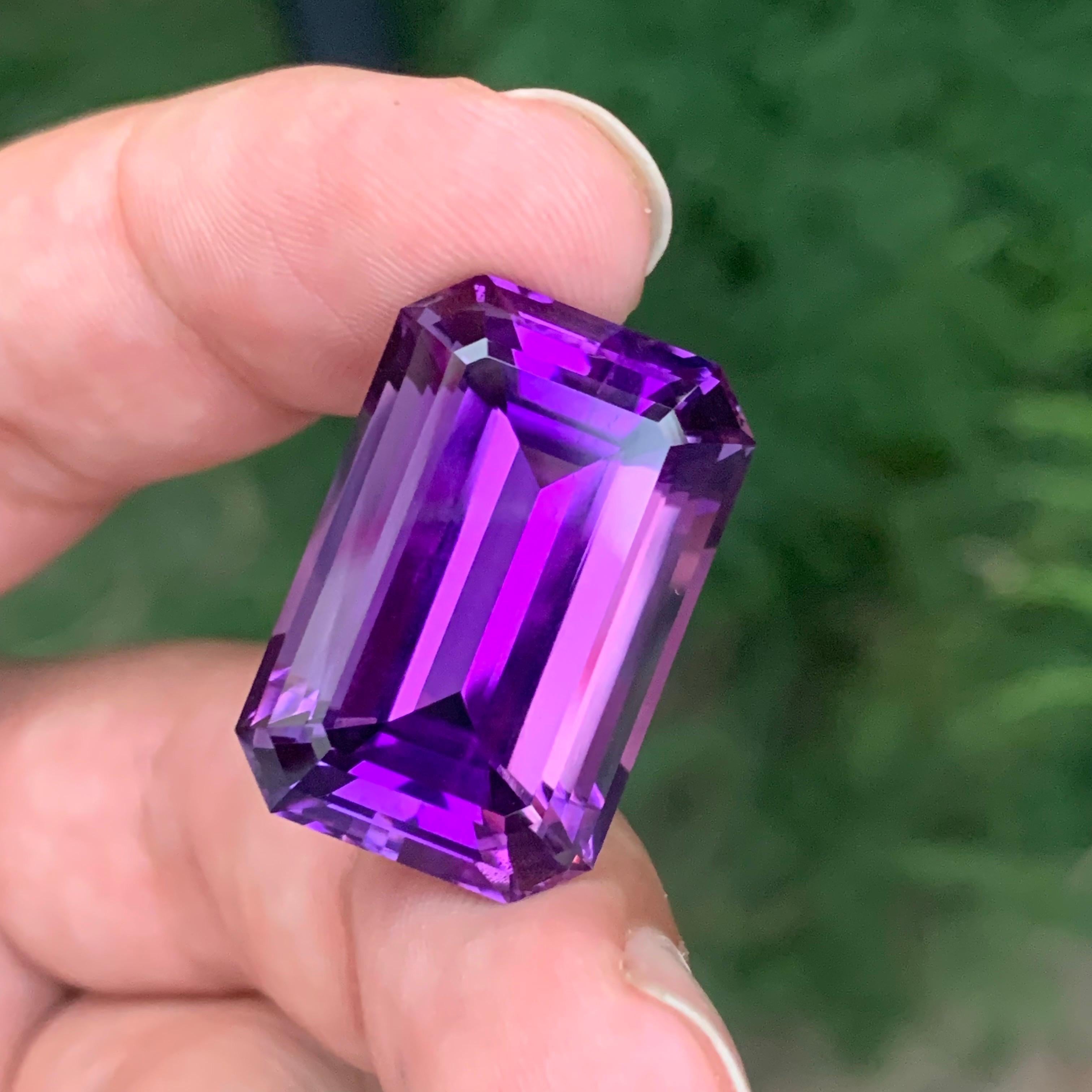 Pierre précieuse naturelle non sertie de 36.75 carats, améthyste violet profond de forme émeraude Unisexe en vente
