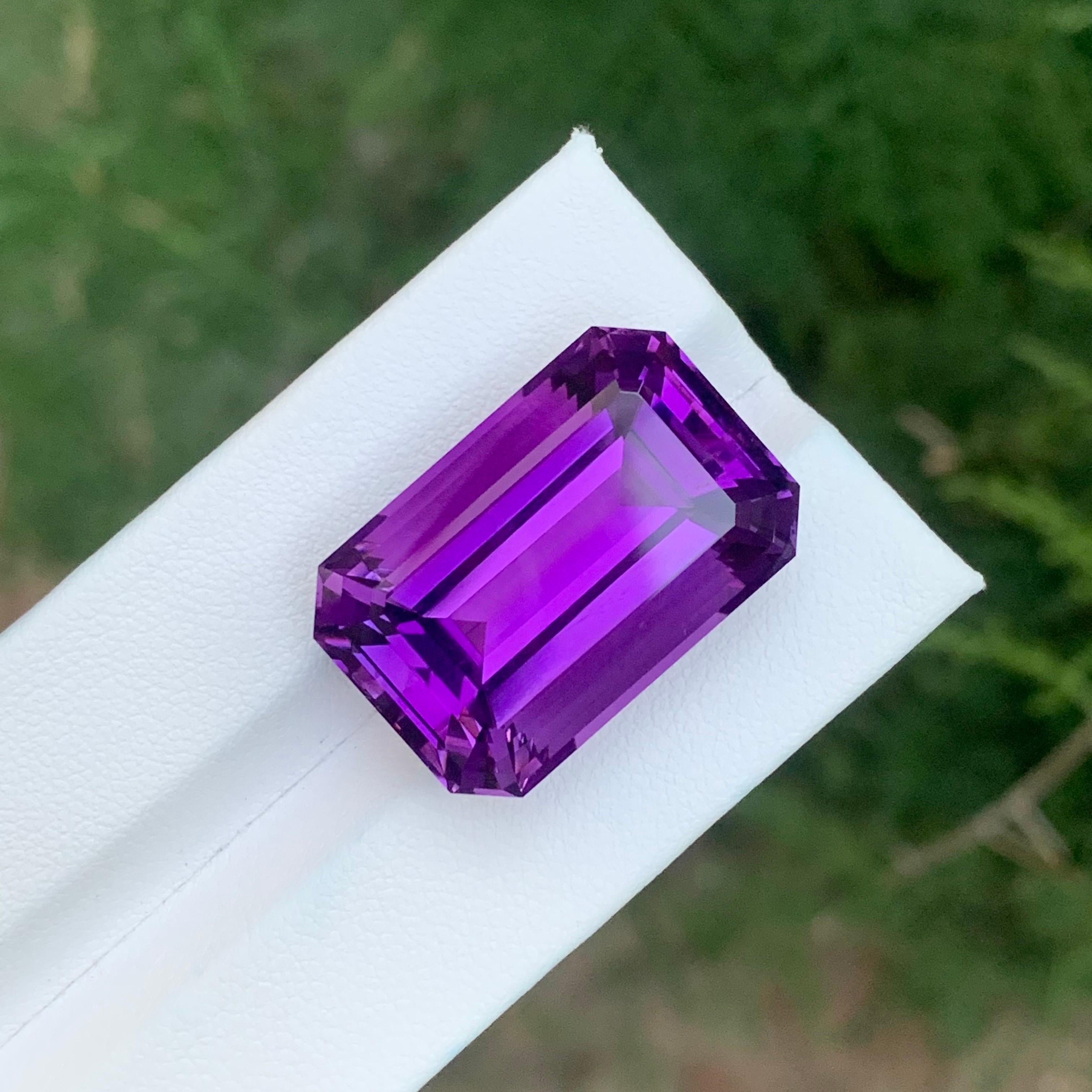 Pierre précieuse naturelle non sertie de 36.75 carats, améthyste violet profond de forme émeraude en vente 1