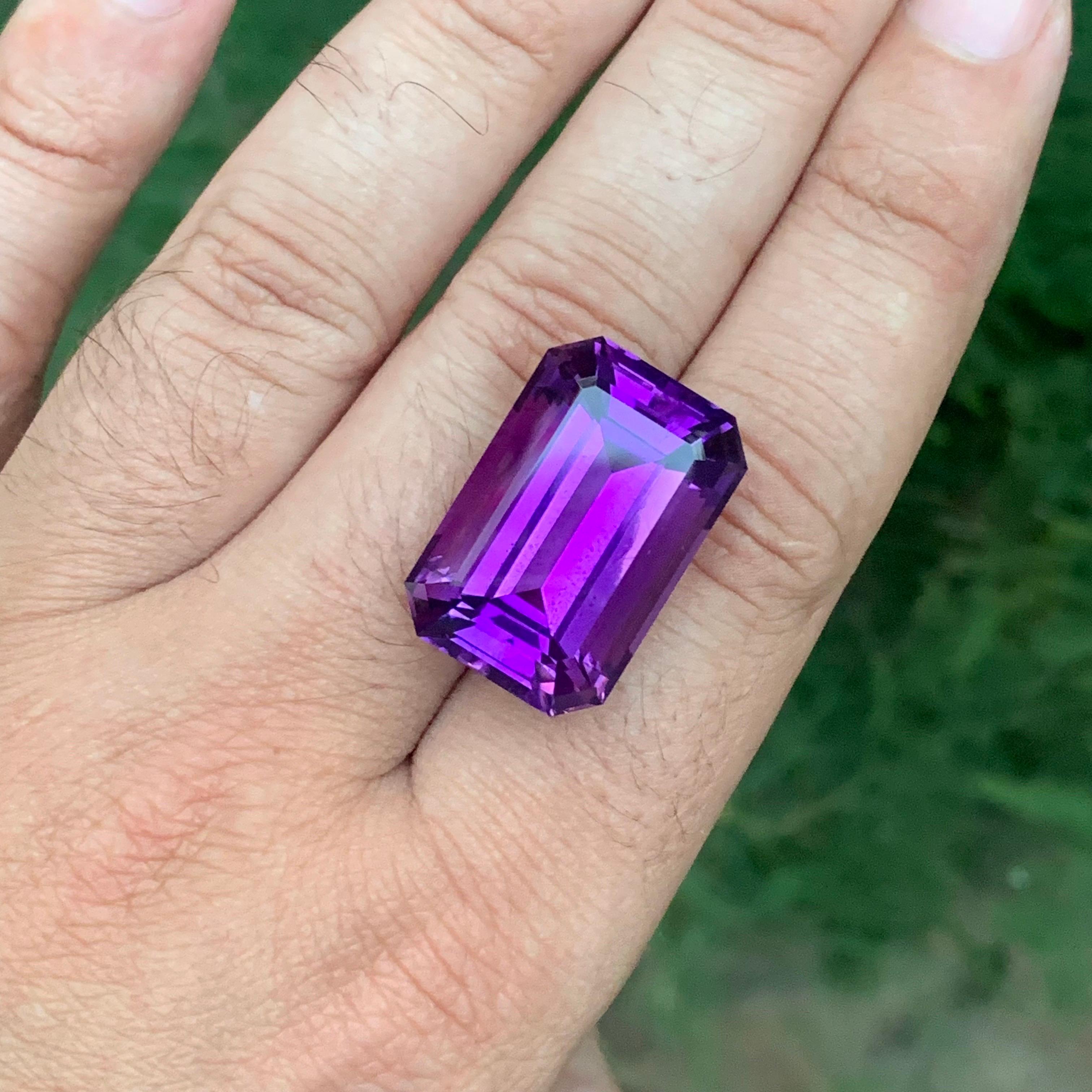 Pierre précieuse naturelle non sertie de 36.75 carats, améthyste violet profond de forme émeraude en vente 2