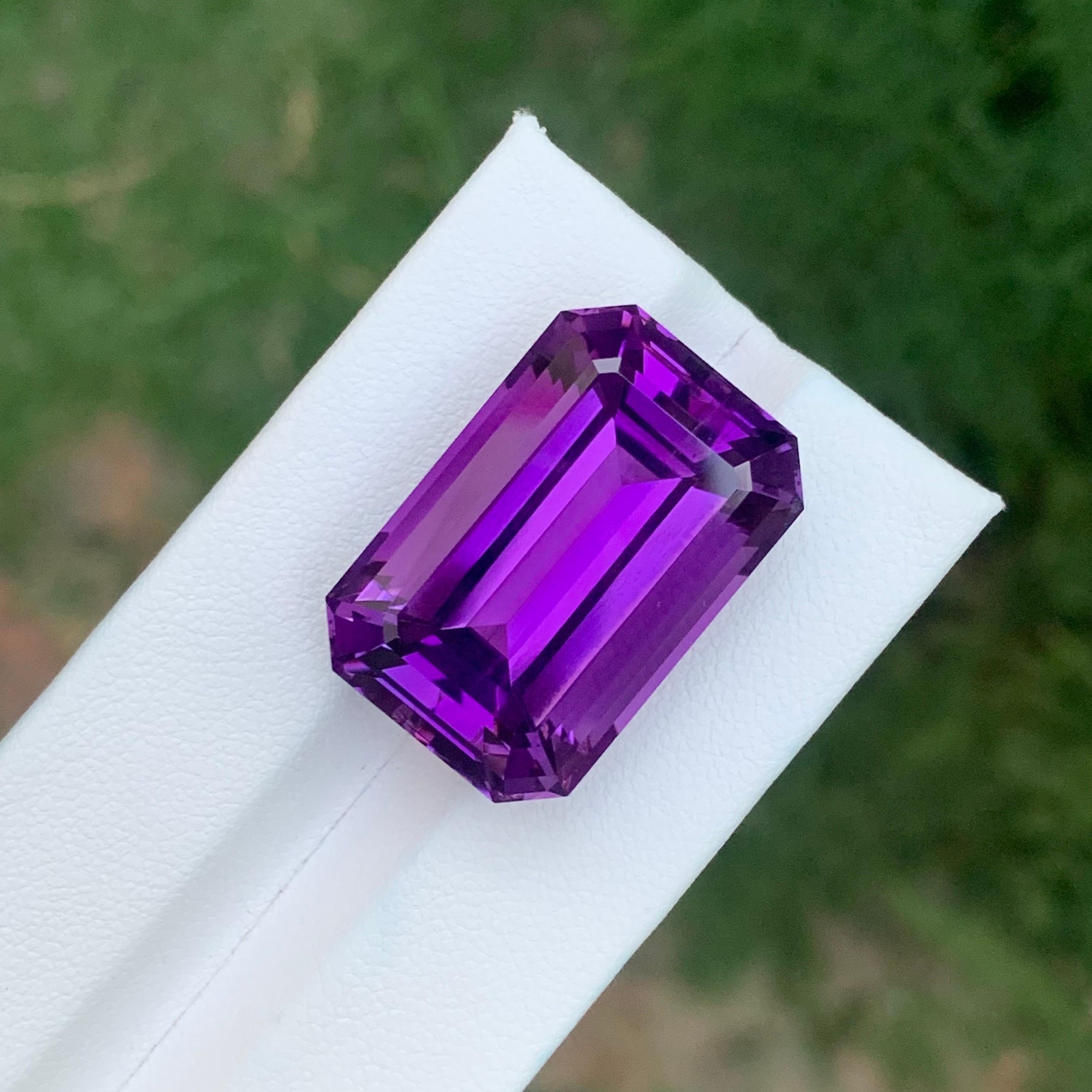 Pierre précieuse naturelle non sertie de 36.75 carats, améthyste violet profond de forme émeraude en vente 3