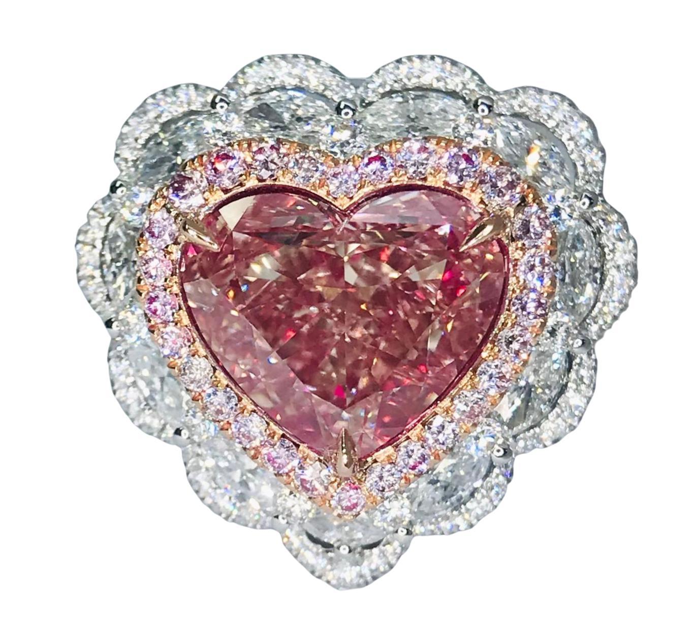 Cette bague extraordinaire est un chef-d'œuvre romantique et luxueux. En son centre se trouve un diamant en forme de cœur de 3,68 carats de couleur rose brunâtre, célèbre pour sa teinte vibrante et sa clarté exceptionnelle, classée VVS2. Taillé par