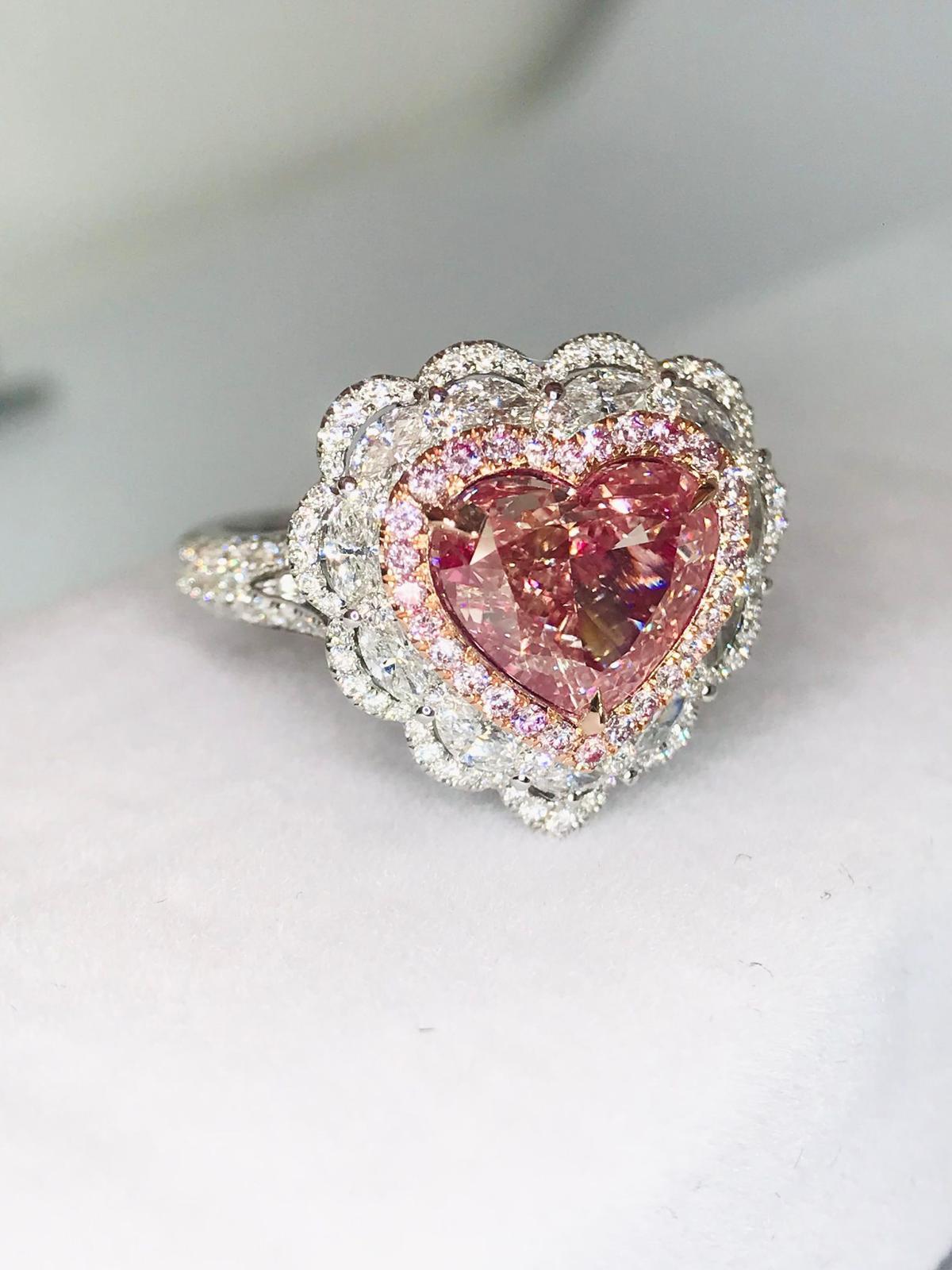 Taille ronde Bague en or 18 carats 3,68 carats en forme de cœur en diamant de couleur rose brunâtre fantaisie en vente