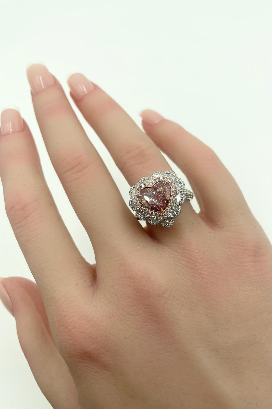 Bague en or 18 carats 3,68 carats en forme de cœur en diamant de couleur rose brunâtre fantaisie en vente 2