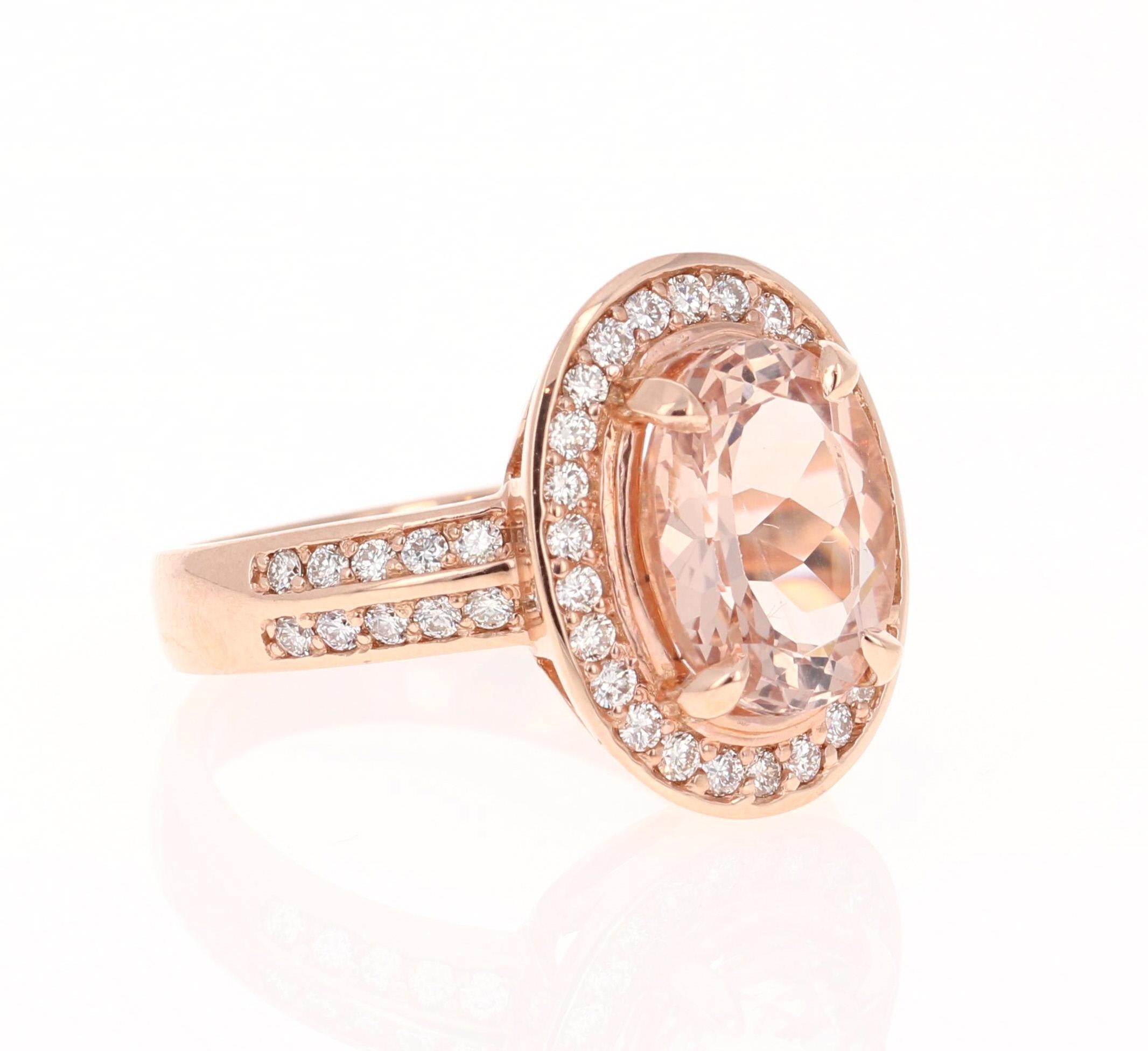 Cette bague en morganite comporte une magnifique morganite de 3,11 carats de taille ovale, entourée d'un halo et de 46 diamants ronds de 0,57 carat sur la tige. Les diamants ont une clarté et une couleur de VS-H. Le poids total en carats de la bague