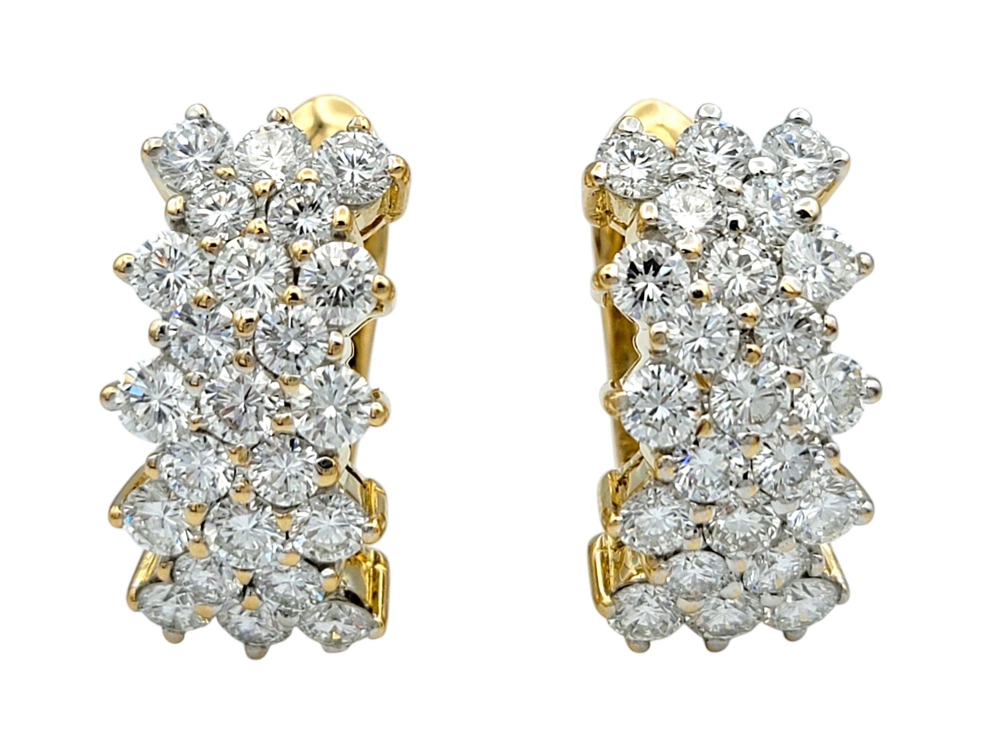 Aggiungi un tocco di raffinatezza alla tua collezione con questi splendidi orecchini di diamanti, realizzati in lussuoso oro giallo 18 carati. Con file multiple di splendidi diamanti rotondi a taglio brillante, questi orecchini irradiano una