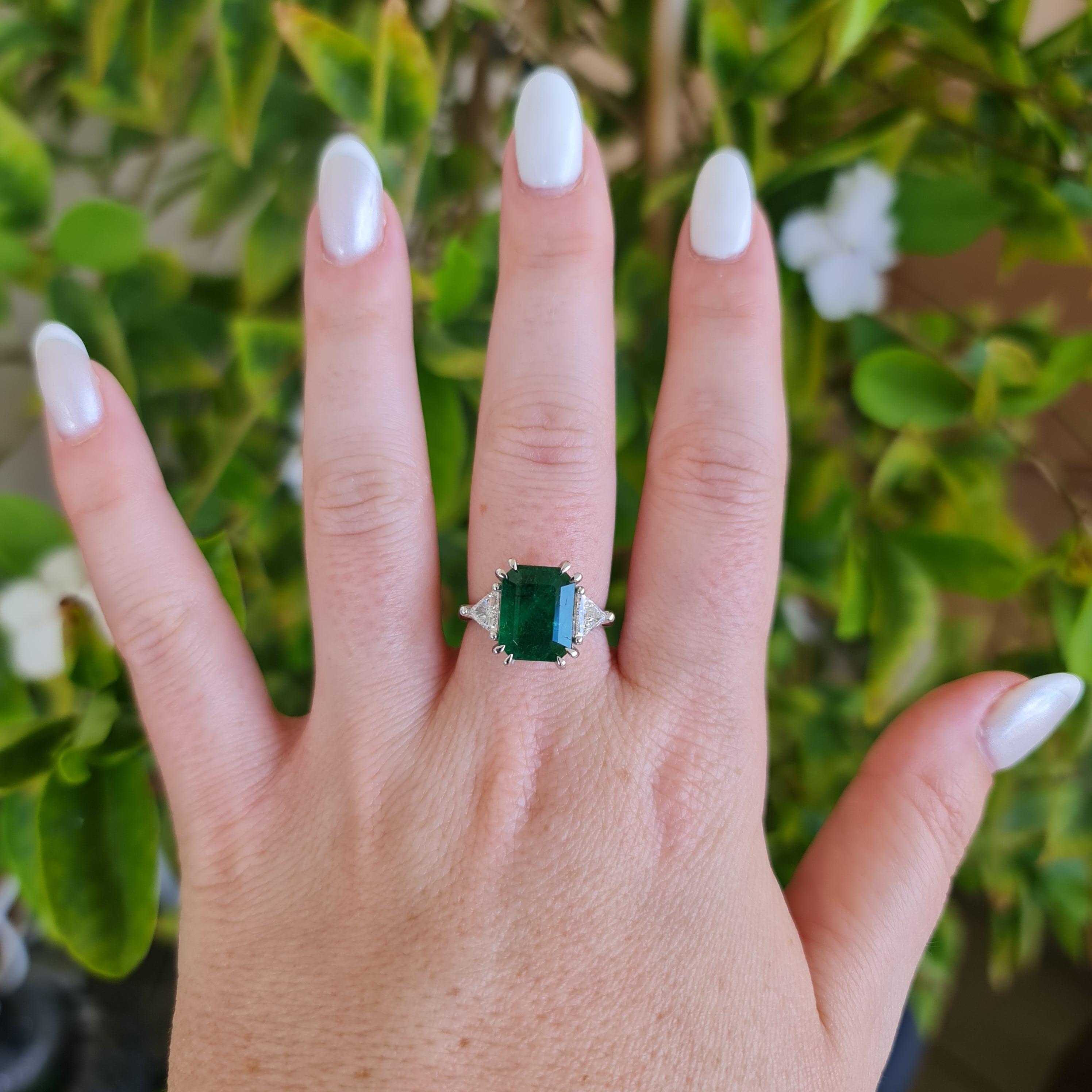 Verlobungsring mit 3,68 Karat natürlichem Smaragd für Damen, Verlobungsring mit 3 Steinen im Angebot 2