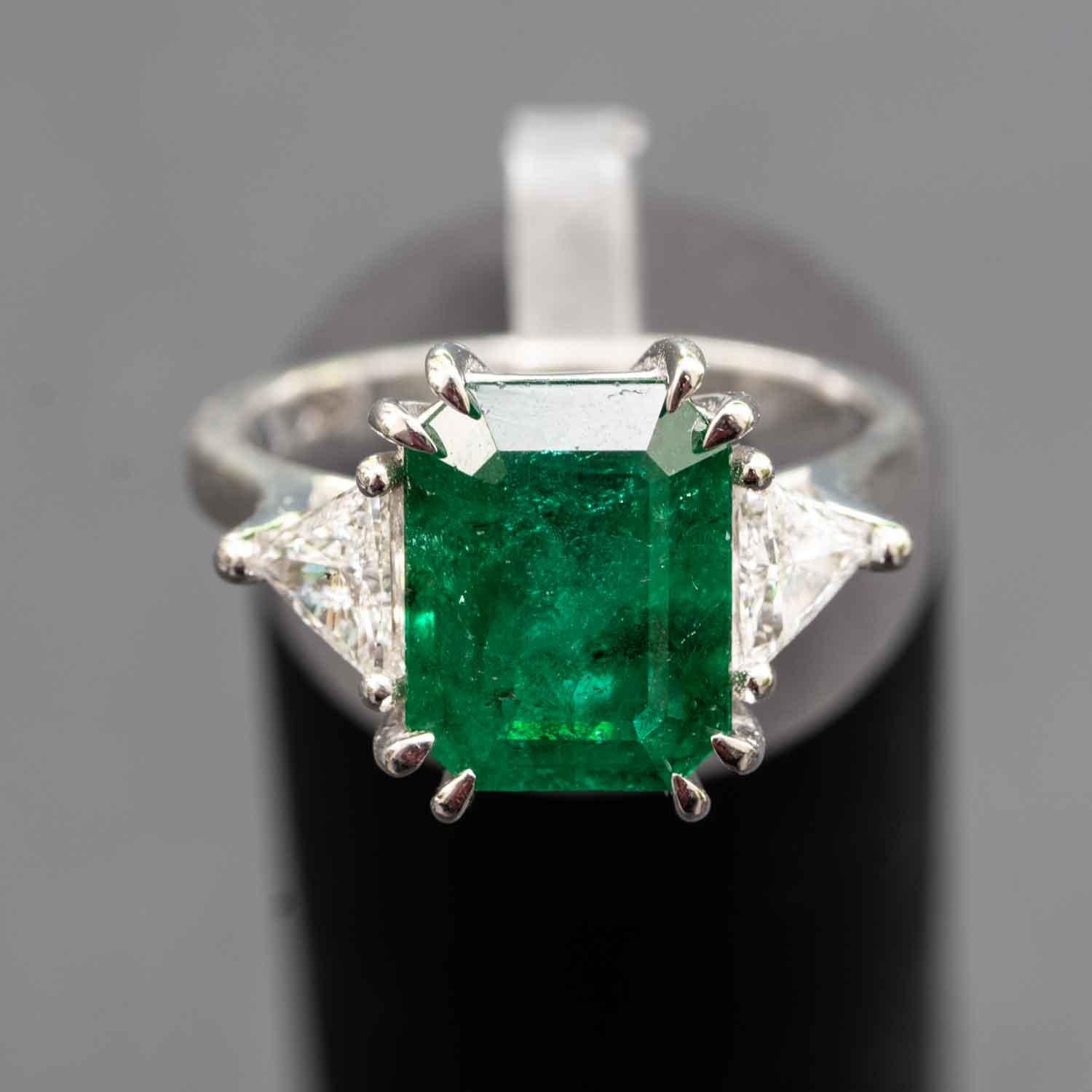 18K gold, 5.15gr

Natural Emerald Beryl
Shape and cutting style : Emerald
Measurements: 11.15mm X 8.73 mm X5.93 mm 
Carat weight : 3.68
Color grade : VIvid Green
Cut grade : very good

Natural Diamonds
Shape: triangle
Number of stones 2
Carat weight