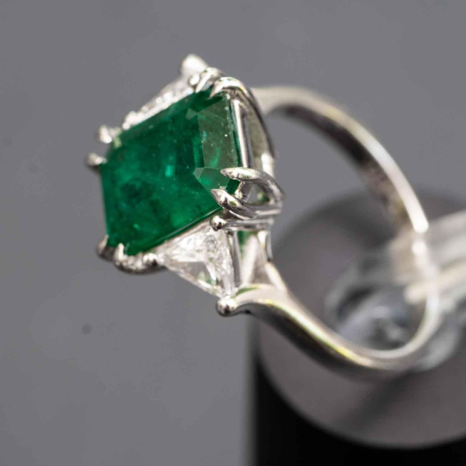 Verlobungsring mit 3,68 Karat natürlichem Smaragd für Damen, Verlobungsring mit 3 Steinen (Smaragdschliff) im Angebot