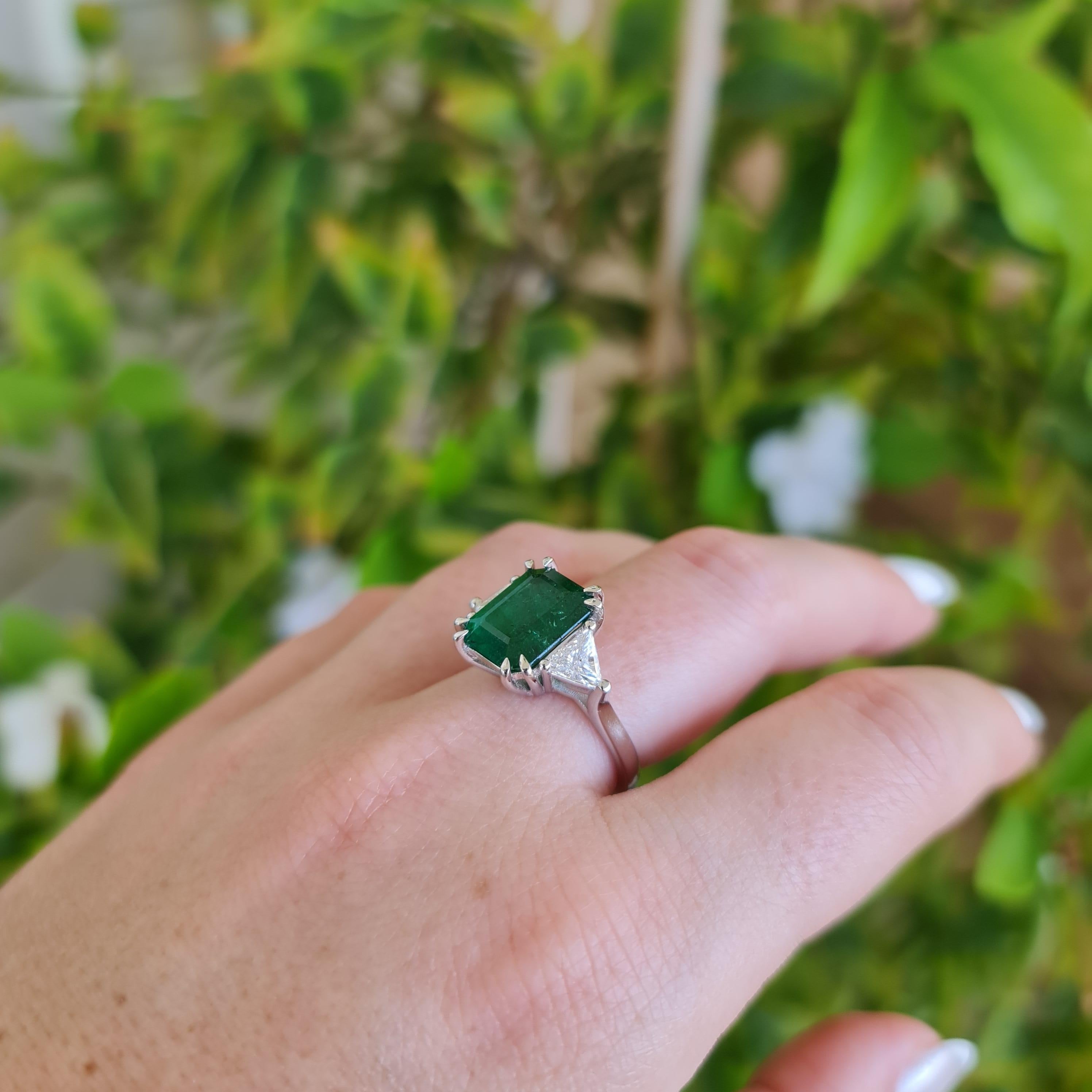 Women's or Men's 3.68 Carat Natural Emerald Ring for Women Engagement, 3 Stone Ring For Sale