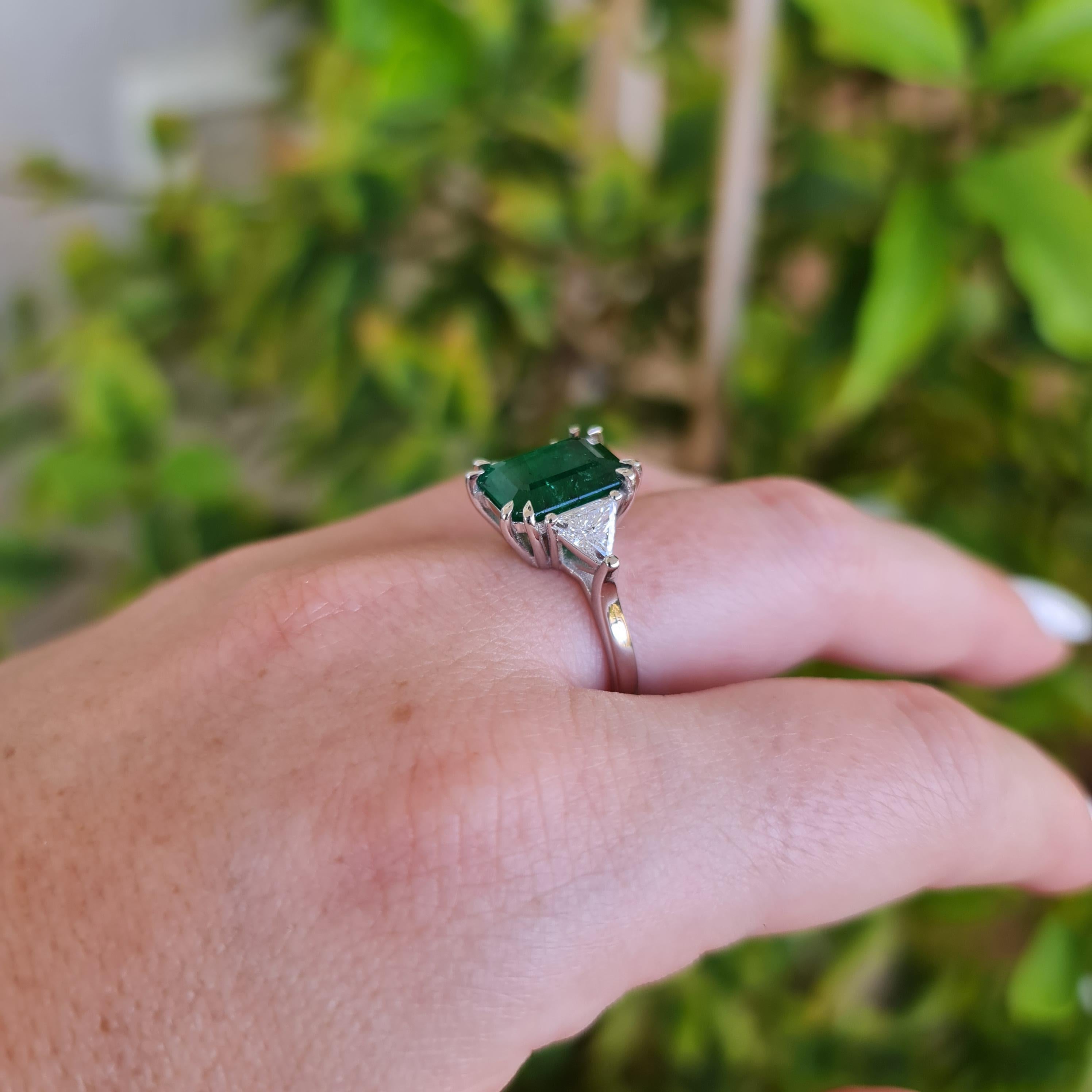 3.68 Carat Natural Emerald Ring for Women Engagement, 3 Stone Ring For Sale 1