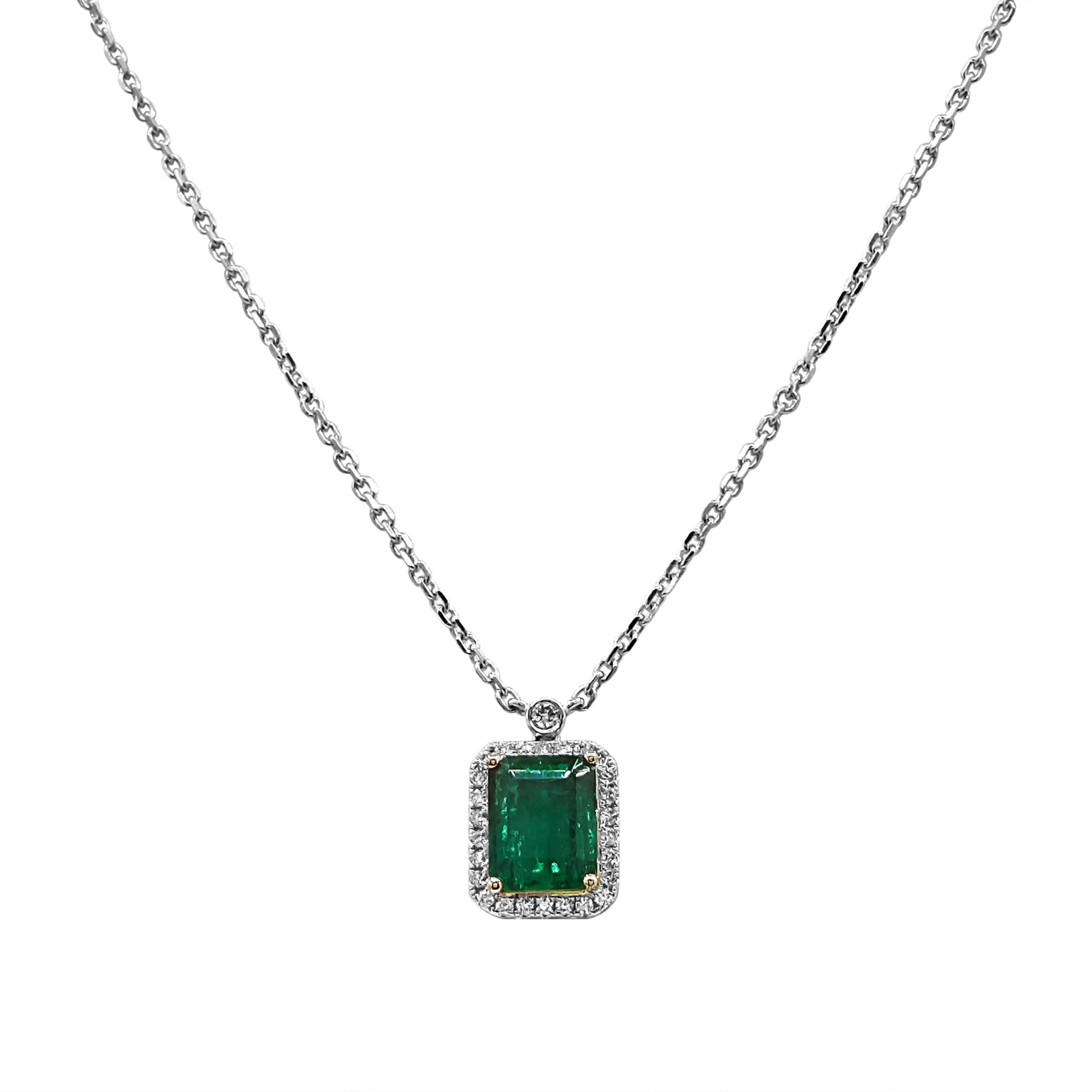 Halskette aus Weiß- und Gelbgold mit 3,68 Karat Smaragd und weißen Diamanten (Smaragdschliff) im Angebot