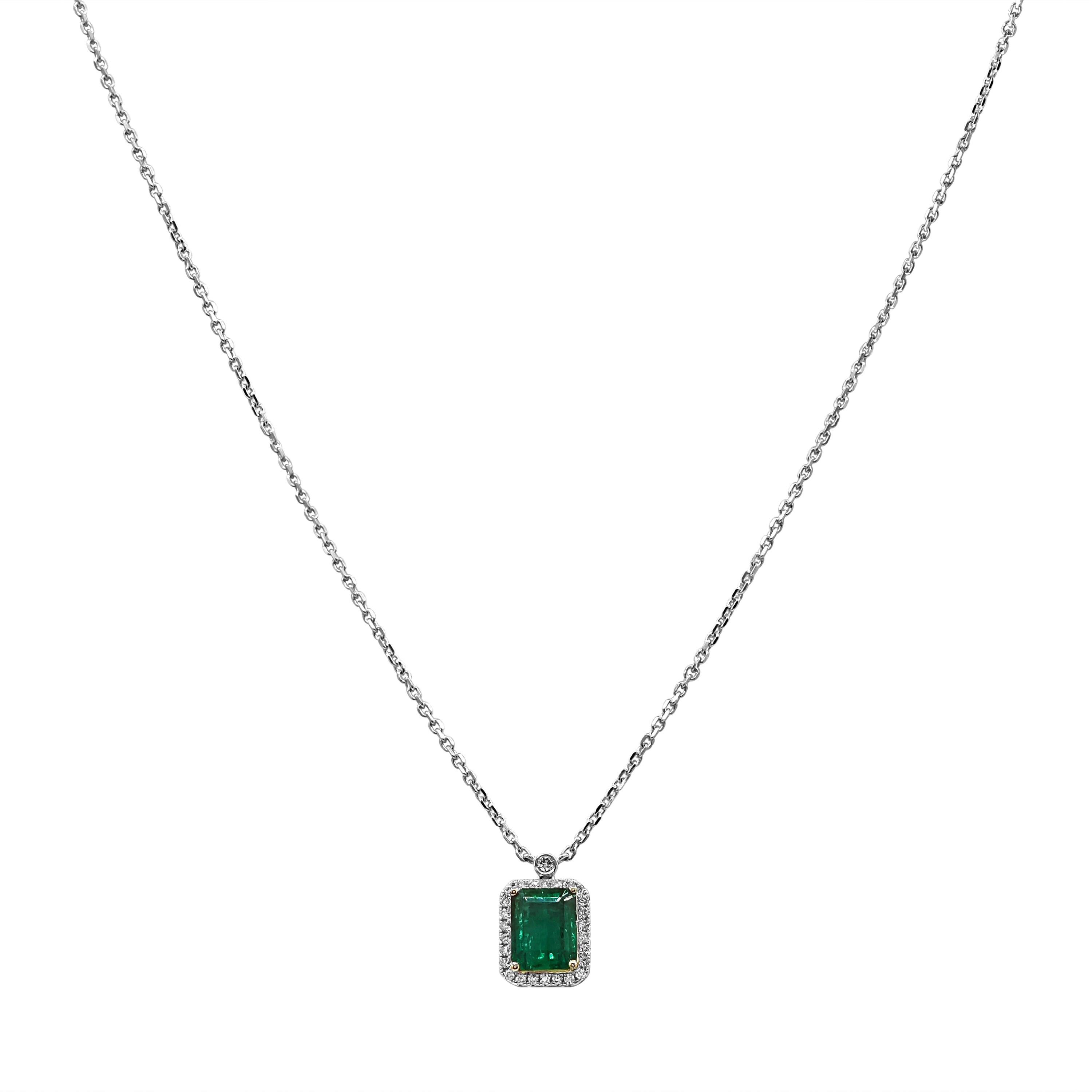 Halskette aus Weiß- und Gelbgold mit 3,68 Karat Smaragd und weißen Diamanten im Zustand „Neu“ im Angebot in New York, NY