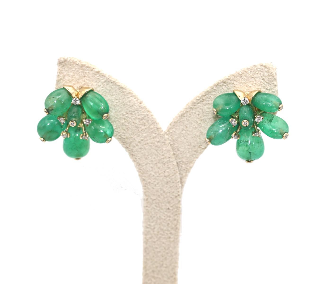 Taille émeraude Boucles d'oreilles émeraude 36,8 carats en or jaune et diamants, 1980 en vente