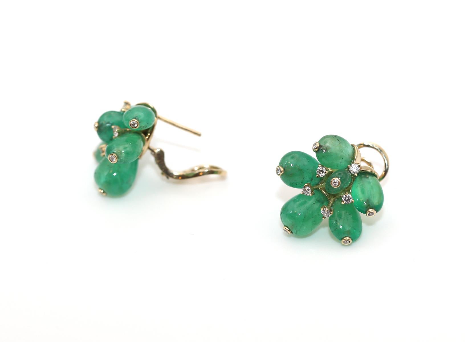 Boucles d'oreilles émeraude 36,8 carats en or jaune et diamants, 1980 Bon état - En vente à Herzelia, Tel Aviv