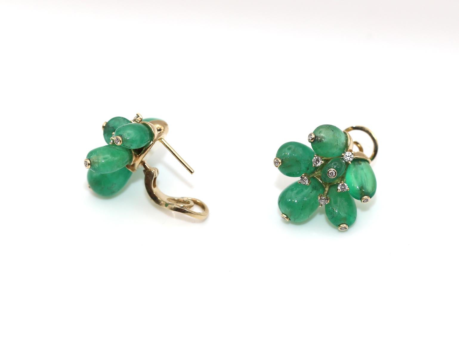 Boucles d'oreilles émeraude 36,8 carats en or jaune et diamants, 1980 Pour femmes en vente