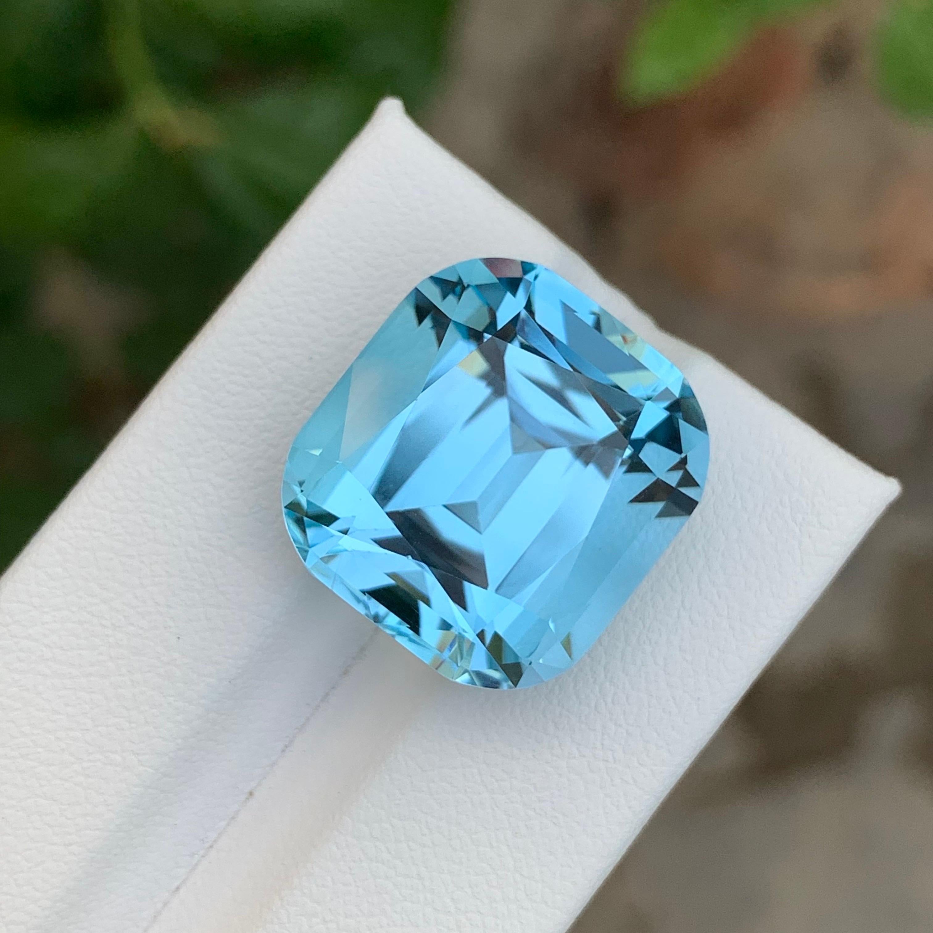36,80 Carati Nature sciolti di Topazio Azzurro a forma di cuscino in vendita 1