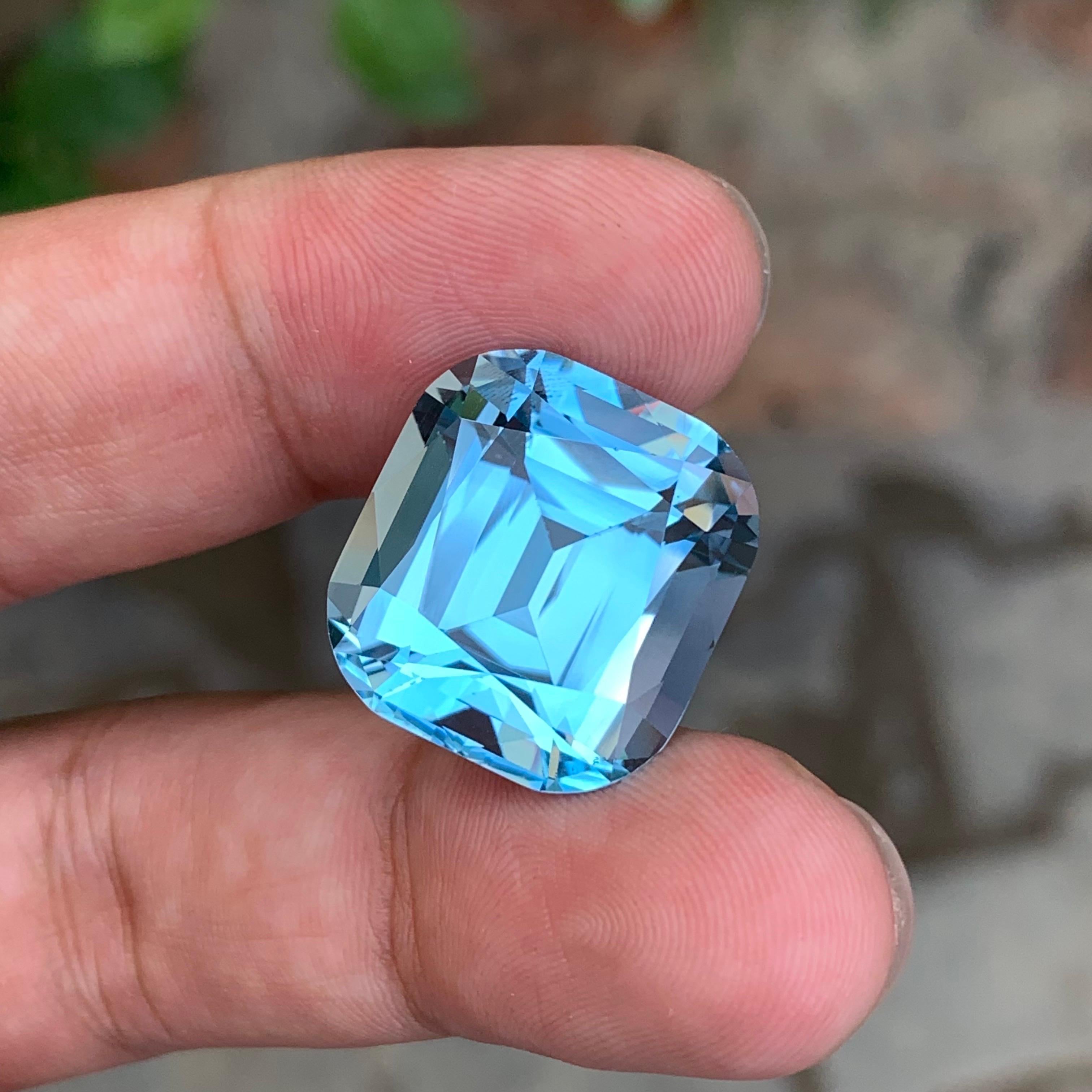 36,80 Carati Nature sciolti di Topazio Azzurro a forma di cuscino in vendita 2