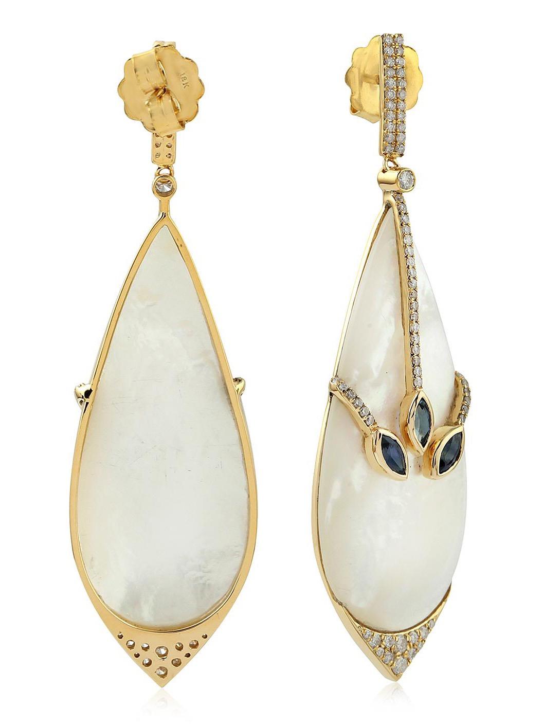 Moderne Boucles d'oreilles enveloppantes en or 18 carats avec diamants, saphir bleu et nacre de 36,82 carats en vente