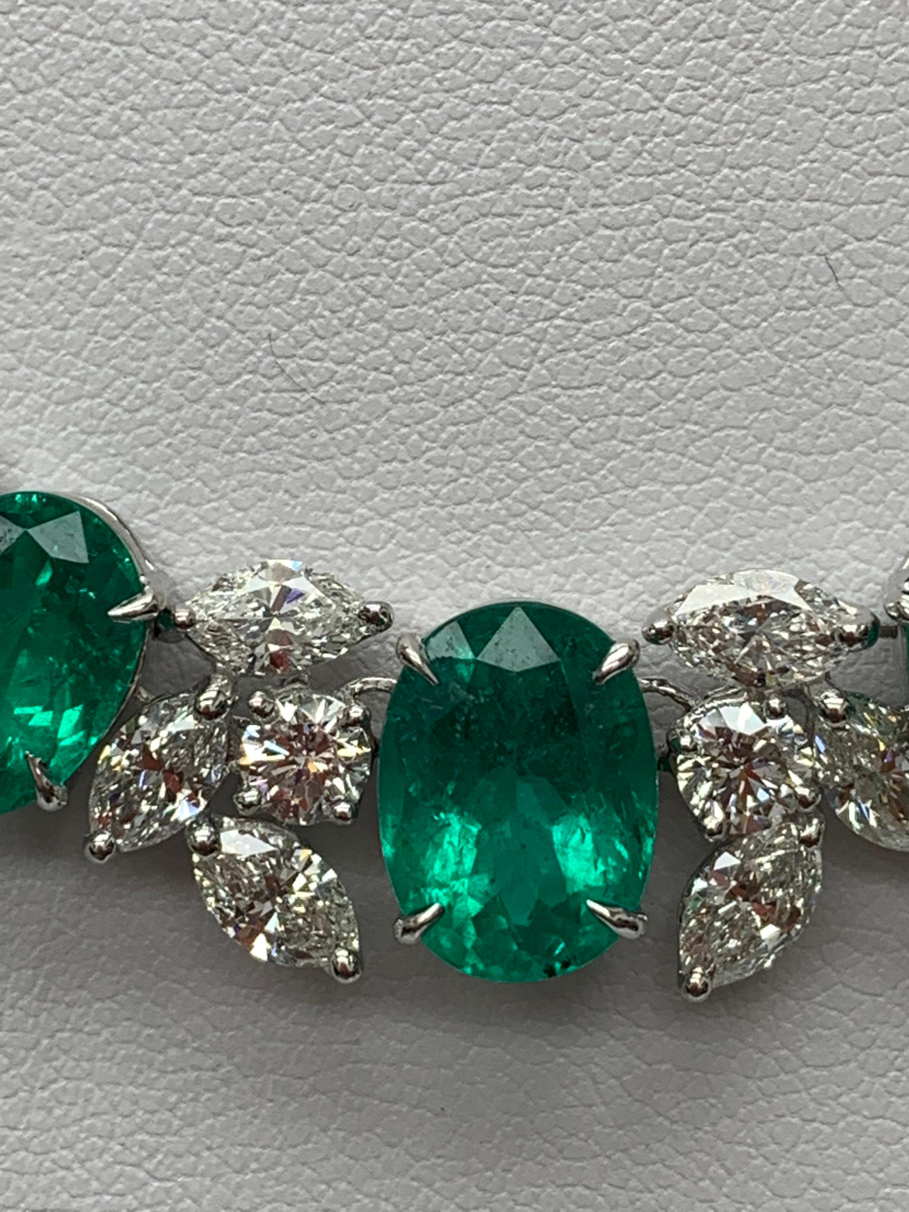 36,87 Karat Smaragd- und weißer Diamant-Halskette aus 18 Karat Weißgold mit gemischtem Schliff für Damen oder Herren im Angebot
