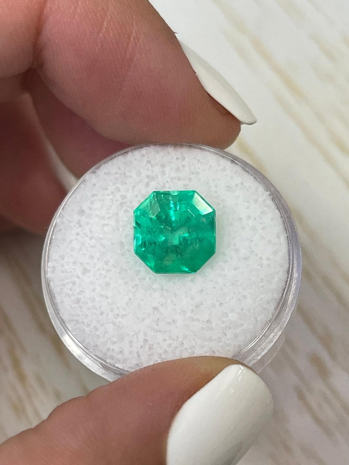 Pierre : Émeraude
Poids : 3,68 carats
Forme : Coupe Asscher
Clarté : Transparent
Éclat : Excellent à très bon
Couleur : vert jaunâtre moyen
Dimensions : 9,16 mm x 9,10 mm x 7,46 mm
Origine géographique : Colombie
Traitement : Naturel,