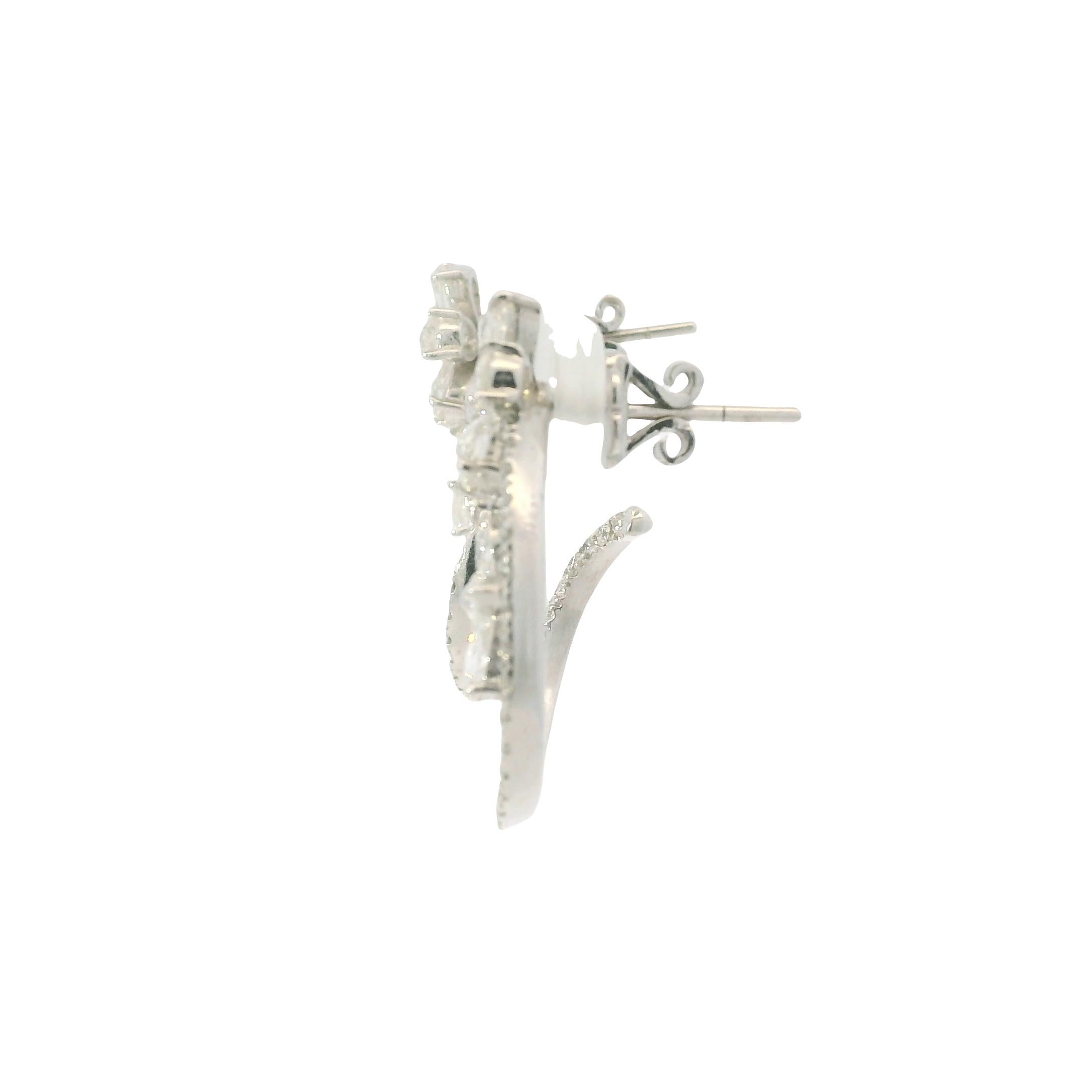 Materiale: oro bianco 14k
Dettagli sui diamanti: Circa 3,69ctw di diamanti tondi taglio brillante, taglio marquise, forma a pera e taglio a rosa. I diamanti hanno colore G/H e purezza VS. (64 diamanti tondi taglio brillante 0,87ctw) (14 diamanti