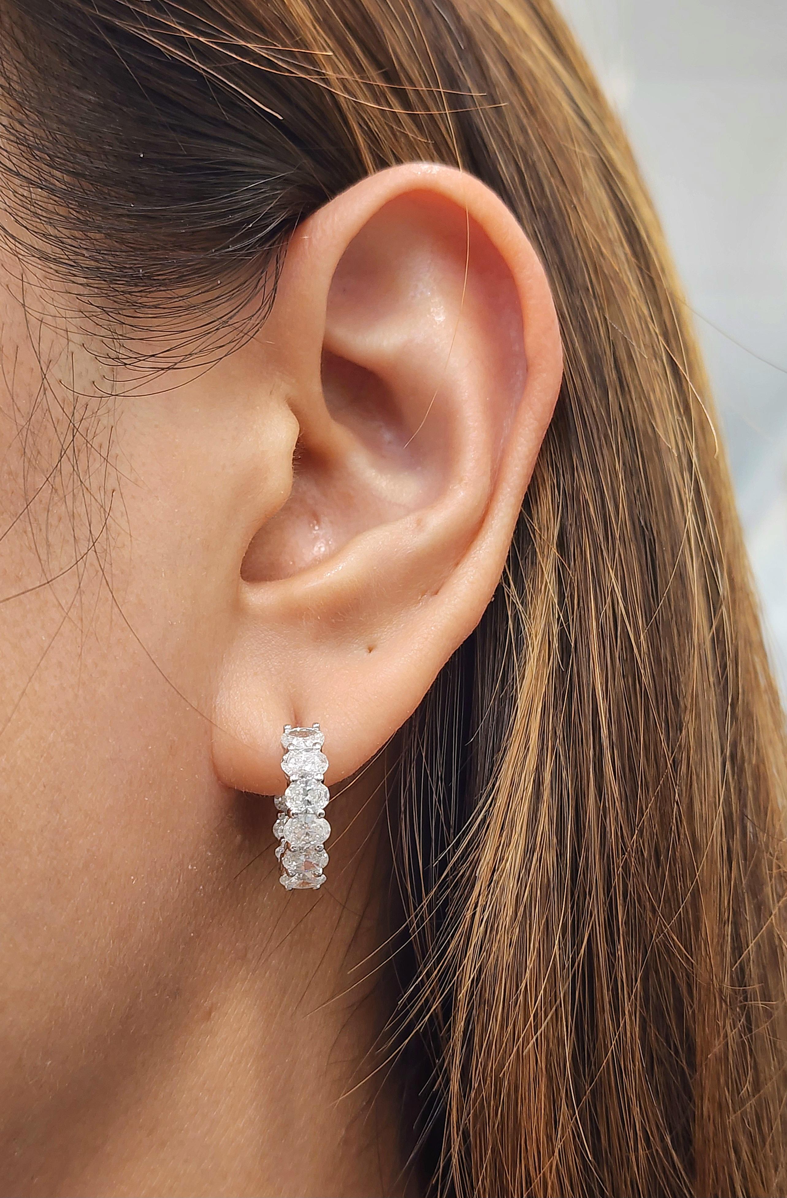 Questi splendidi abbracci ovali con diamante incastonato est-ovest faranno sicuramente girare la testa! Presentano 20 diamanti ovali incastonati in oro bianco 18 carati. I diamanti hanno un colore F/G e una purezza VS. Sono un'aggiunta straordinaria
