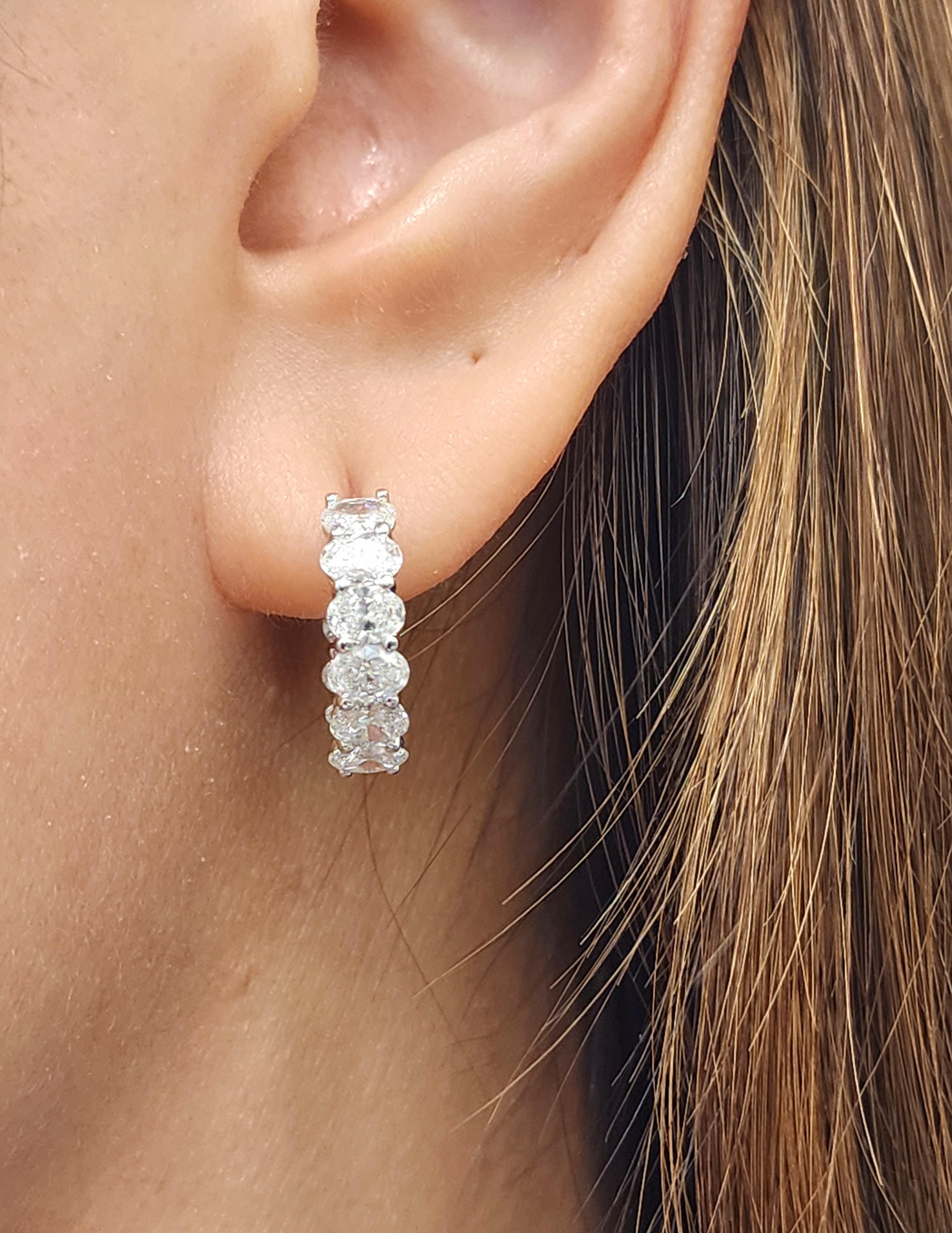Moderno 3,69 ct Diamante ovale Est-Ovest Huggies in vendita