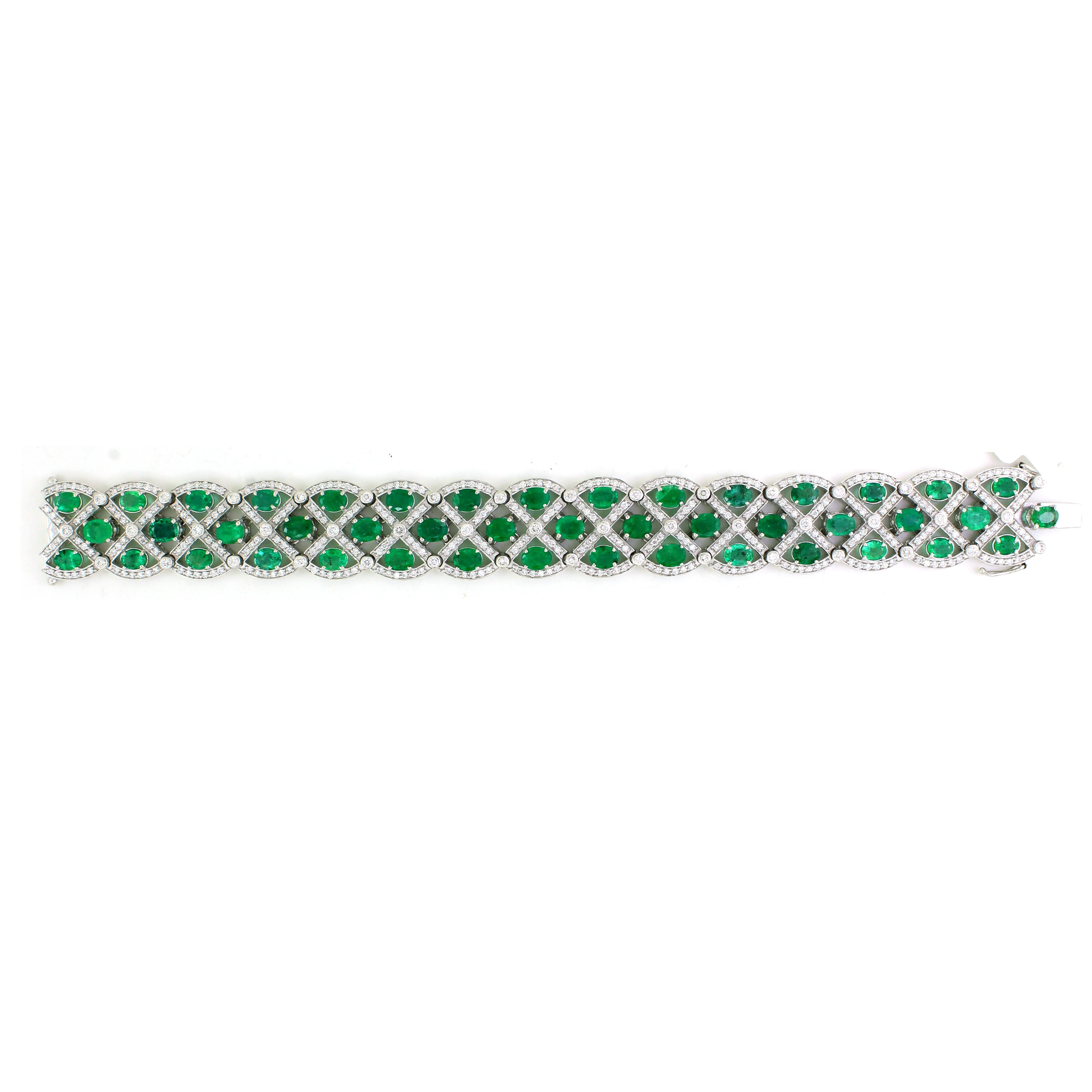 Esta impresionante pulsera de eslabones presenta un intrincado diseño entrecruzado, con 405 diamantes redondos blancos que suman un total de 3,69 quilates. En el corazón de este exquisito diseño se asientan 45 esmeraldas de talla ovalada, con un