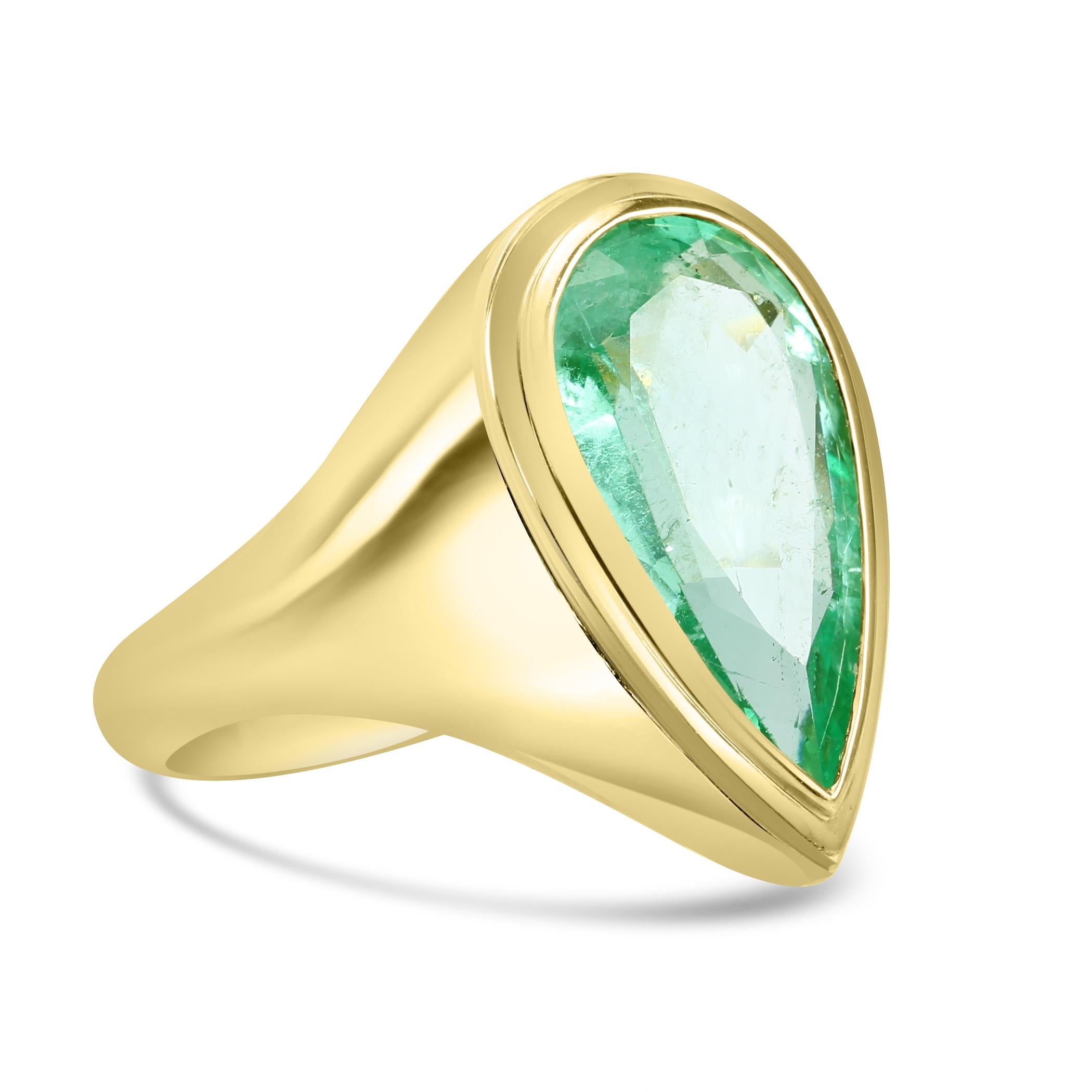 Modern  Muzo Colombian Emerald Pear Shape Bezel Set Yellow Gold Engagement Bridal Ring  For Sale